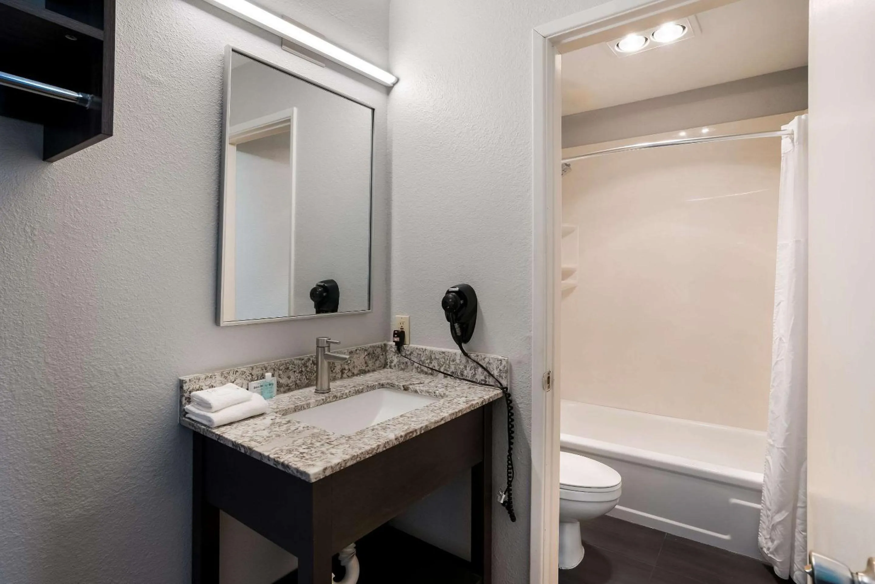 King Room in Richland Riverfront Hotel, an Ascend Collection Hotel