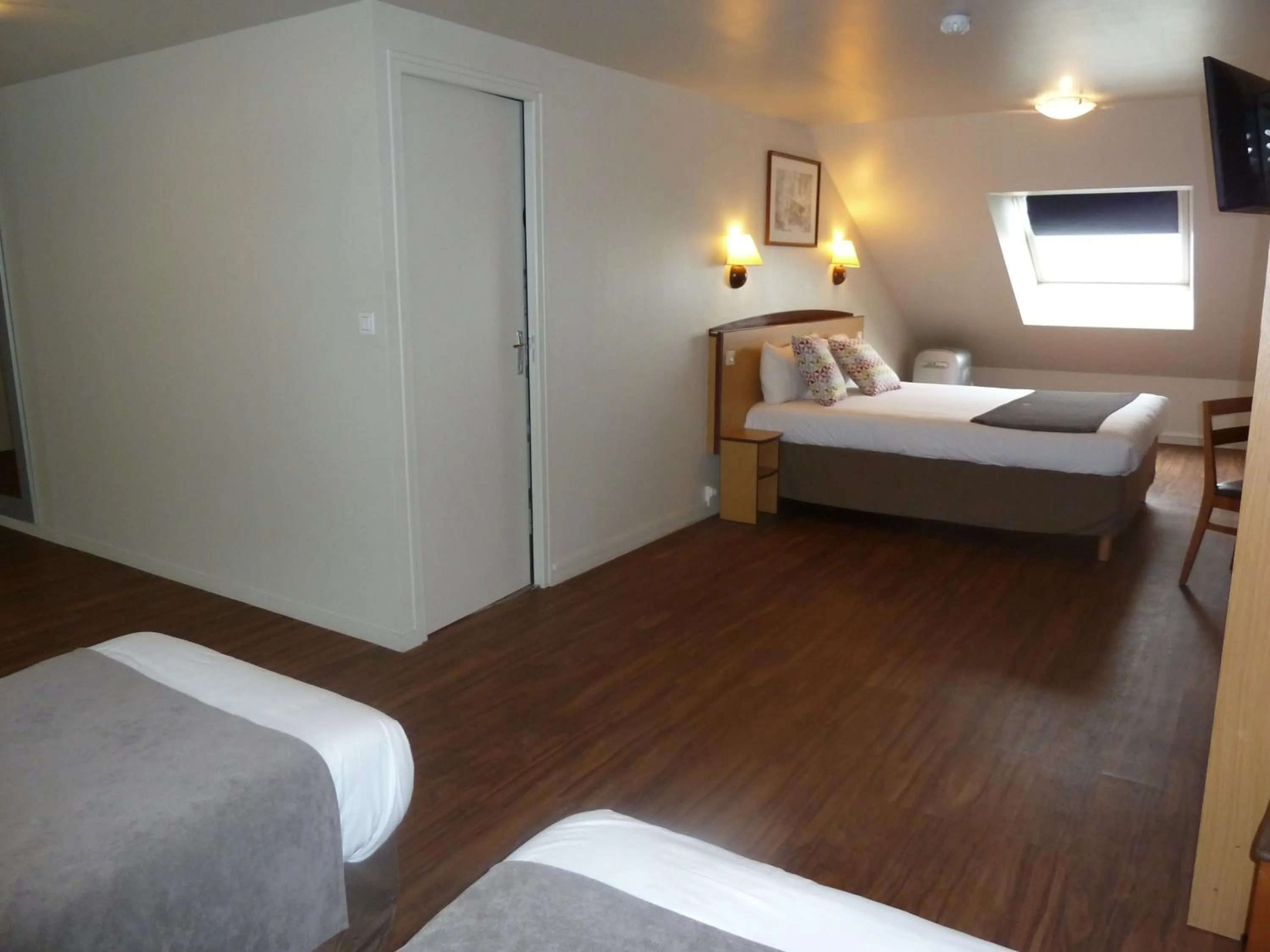 Triple Room in Campanile Le Mans Est