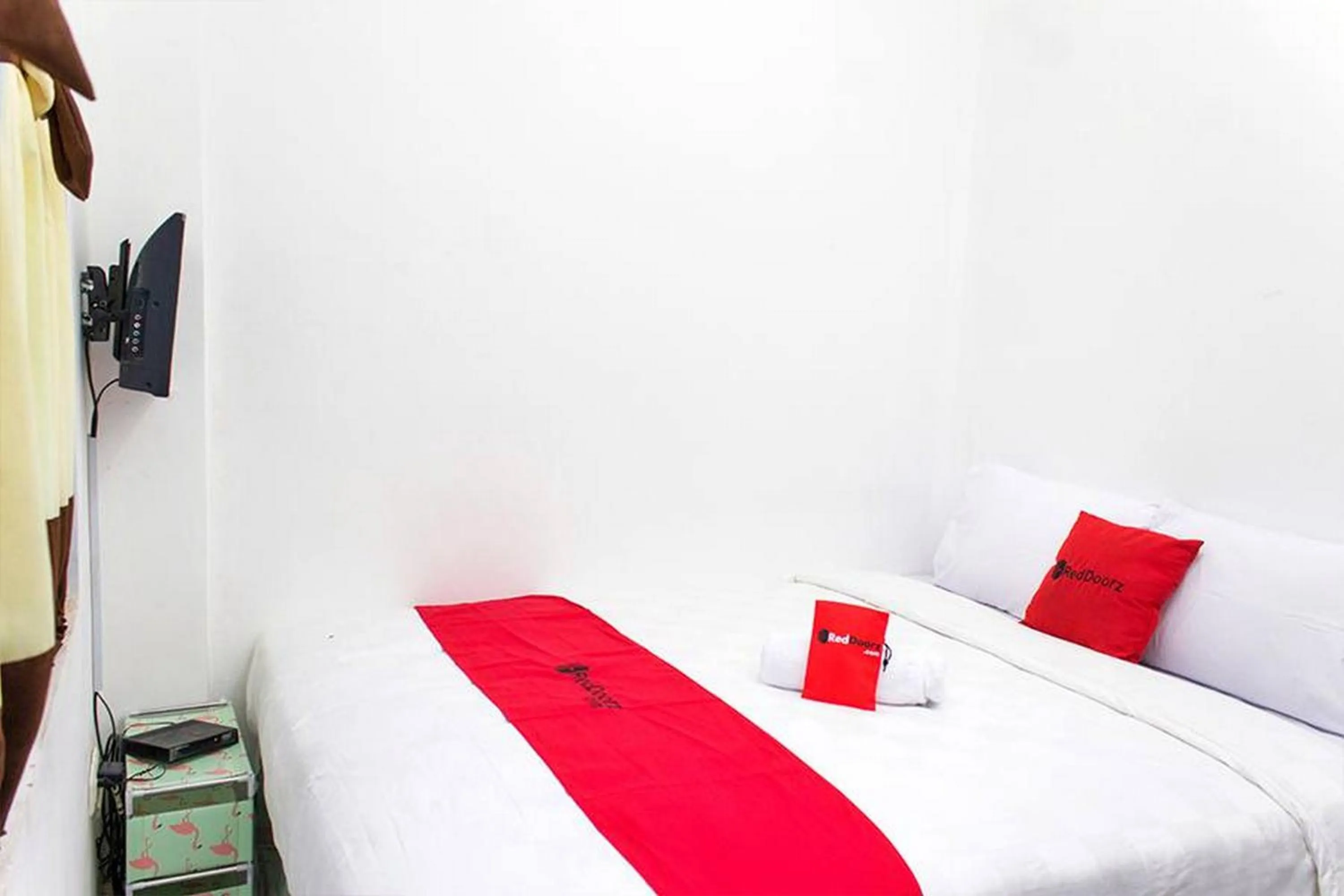 Double Room in RedDoorz @ Galuh Mas