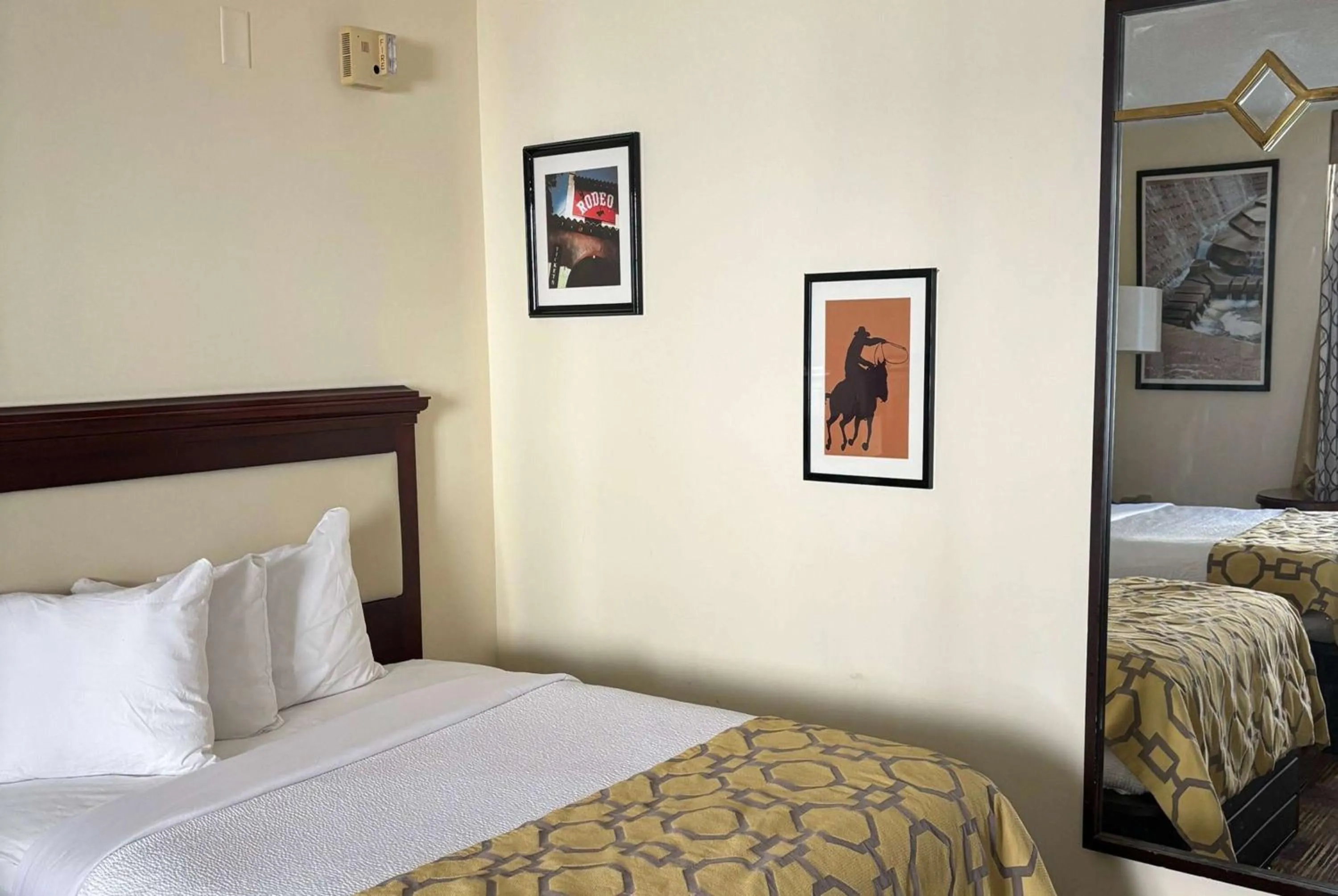 Queen Room with Two Queen Beds - Disability Access/Non-Smoking in Baymont by Wyndham Johnson City