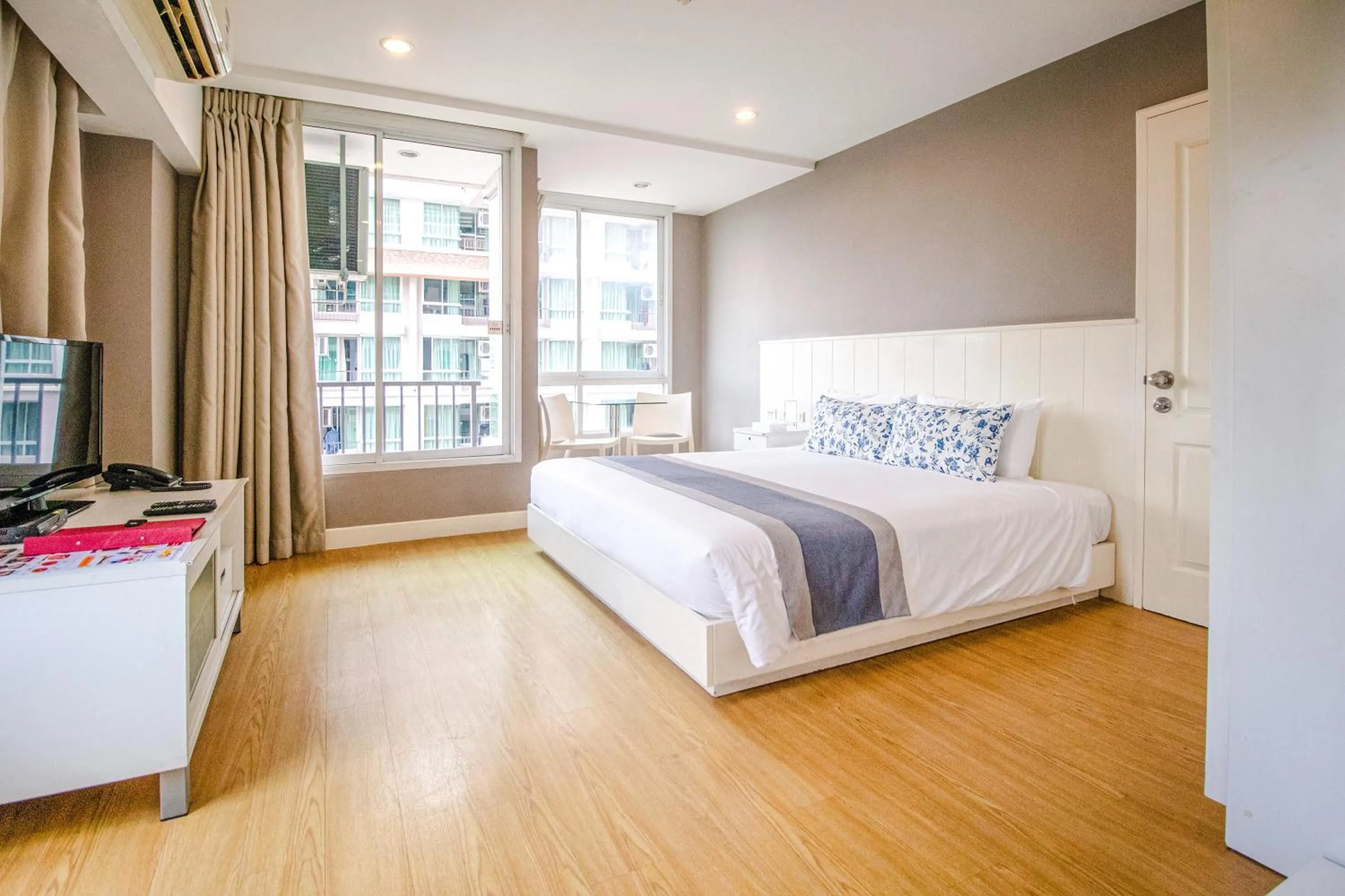 Deluxe King Room in Cinnamon Hotel Bangkok