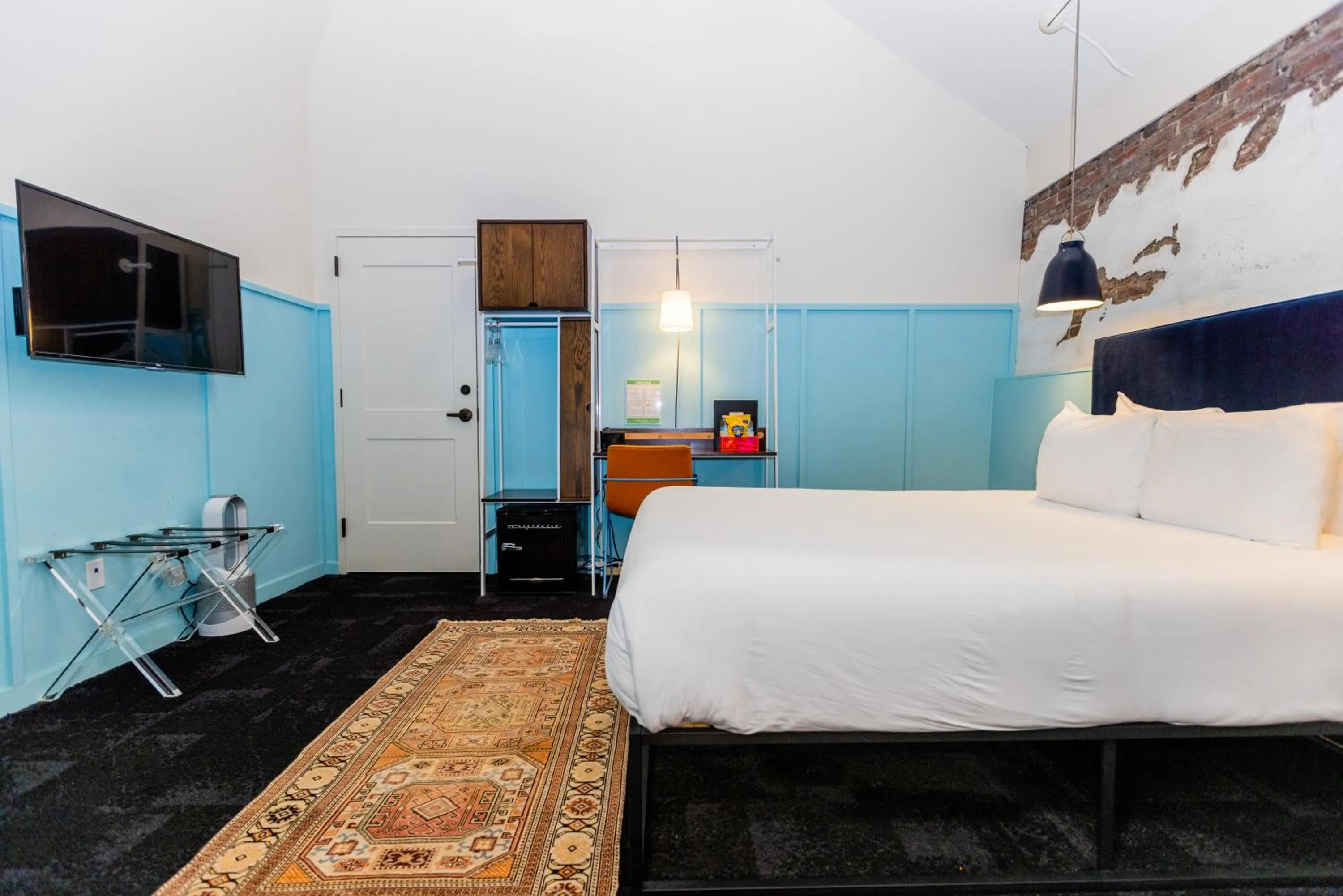 Room 2:9 - Deluxe Skylight Queen in The Russell