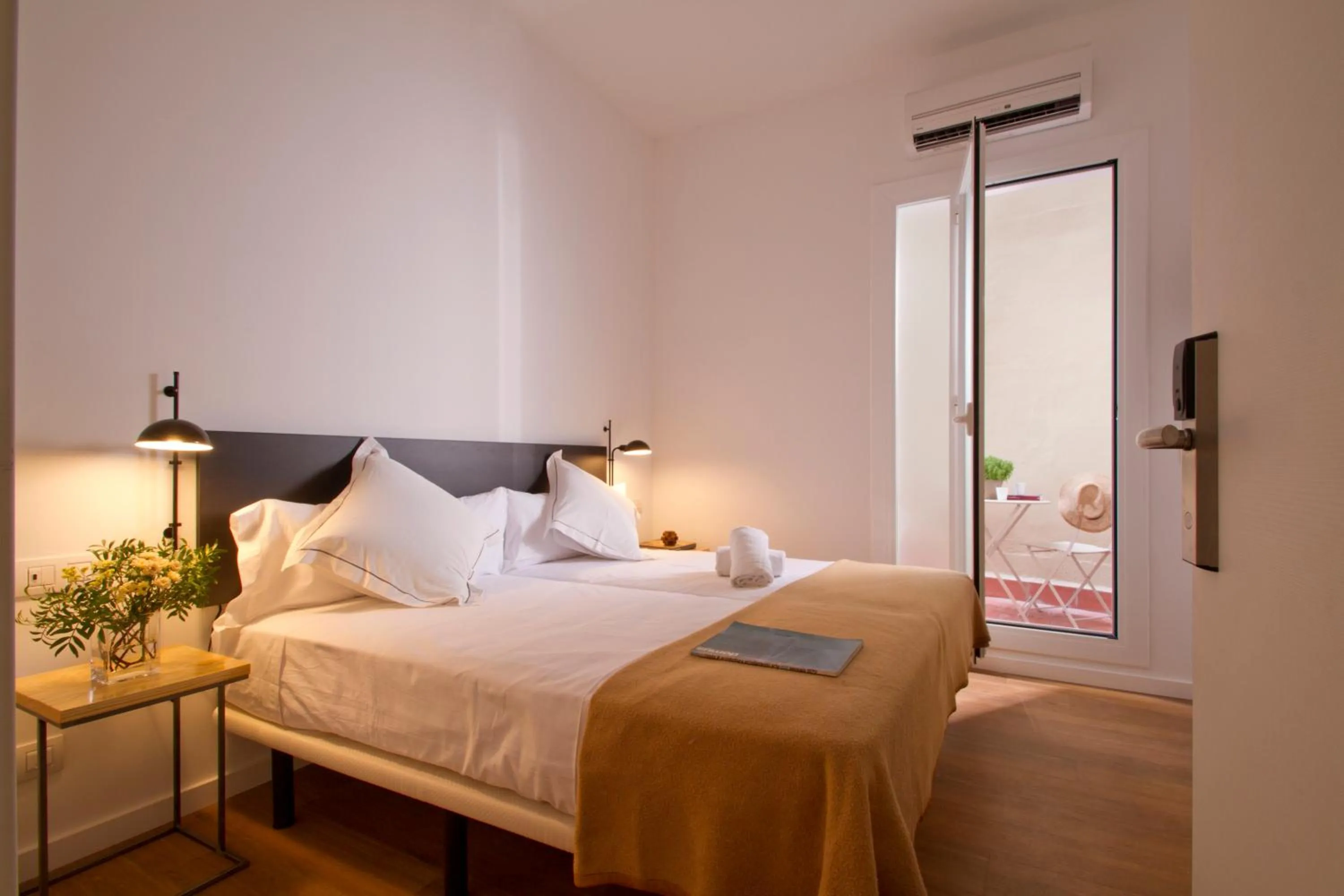 Twin Room with Terrace in Som Nit Triomf