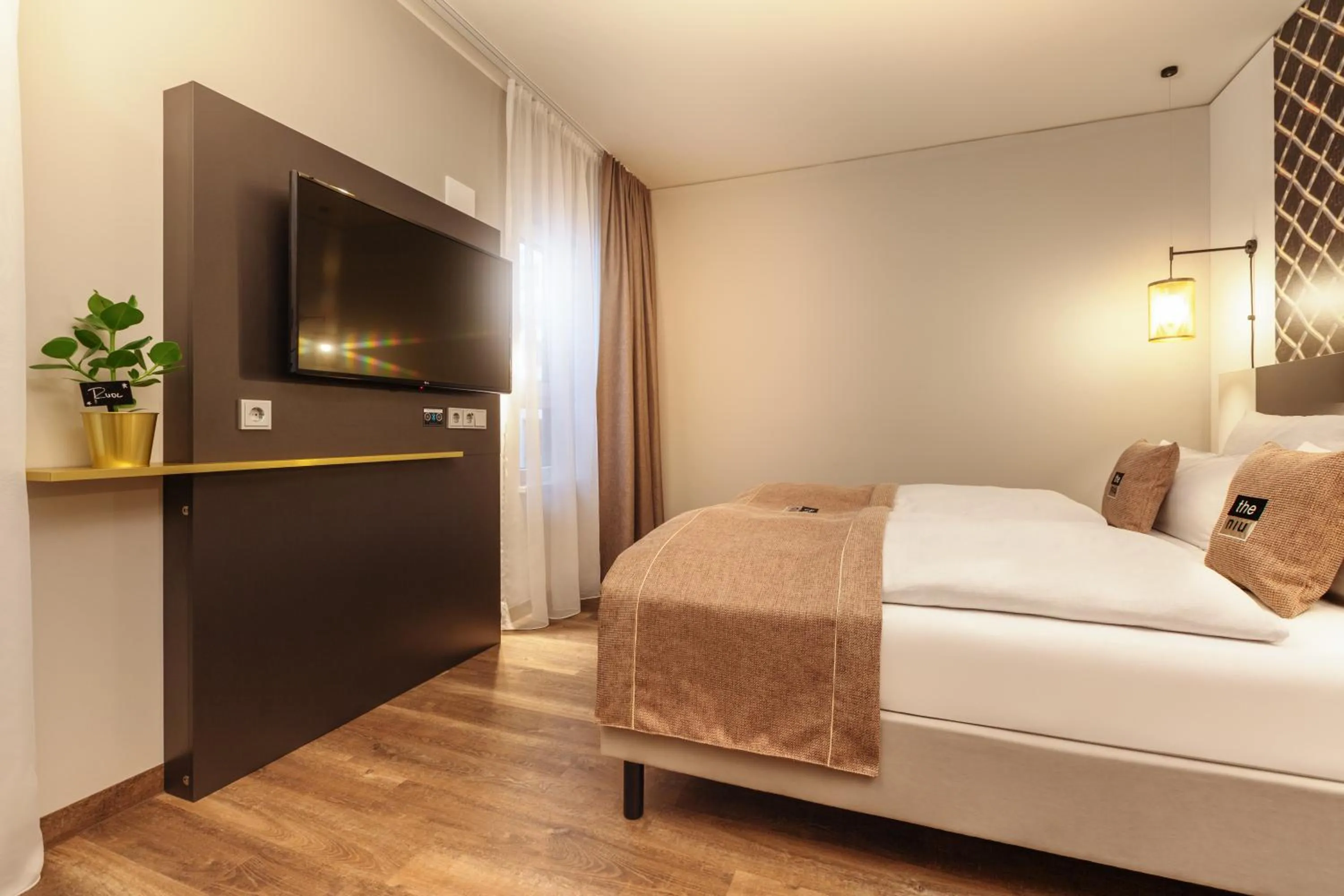 Premium Queen Room with Kitchenette in Holiday Inn - the niu, Mesh Stuttgart Messe by IHG