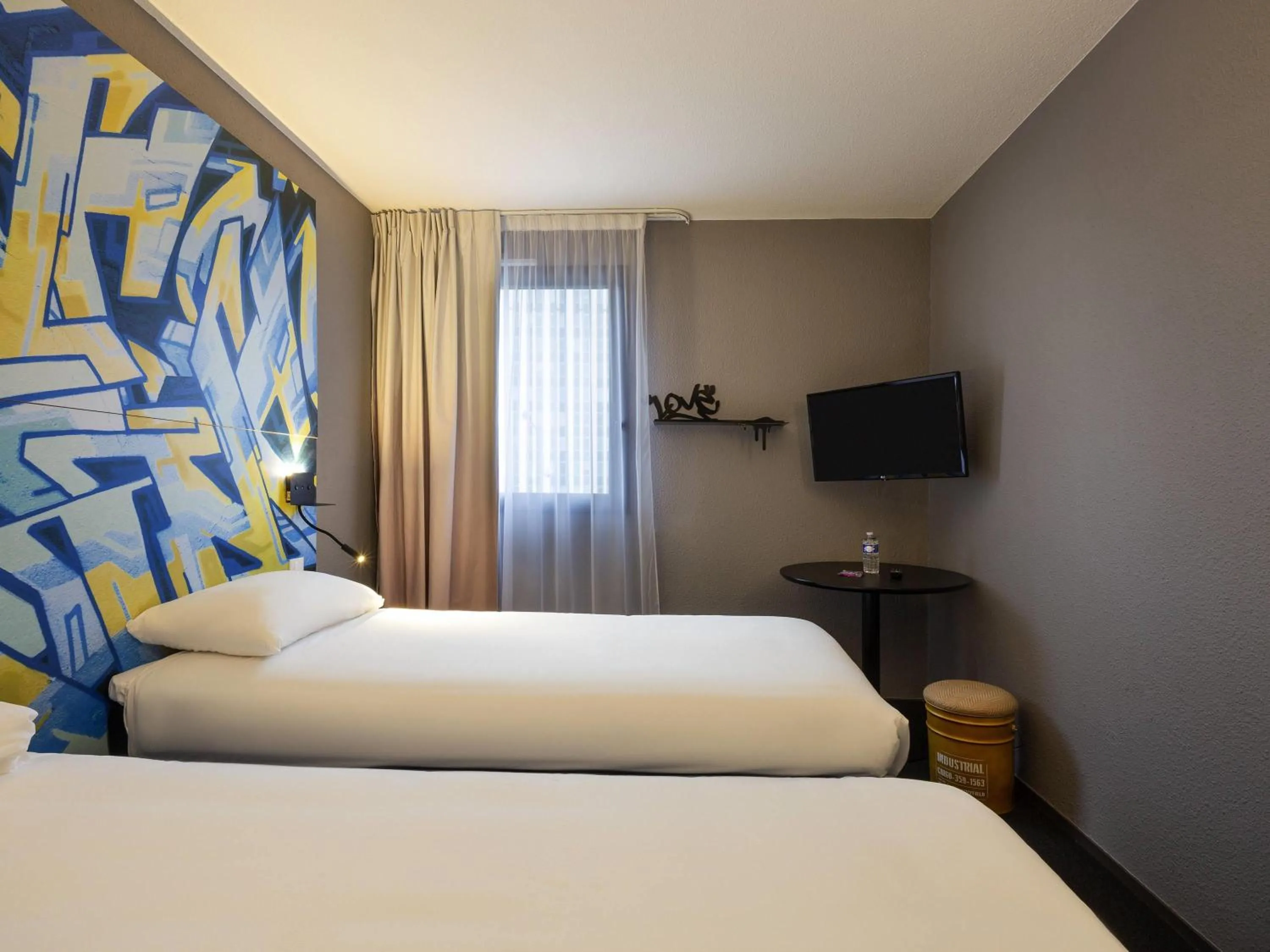Standard Twin Room in Ibis Styles Toulouse Centre Canal du Midi