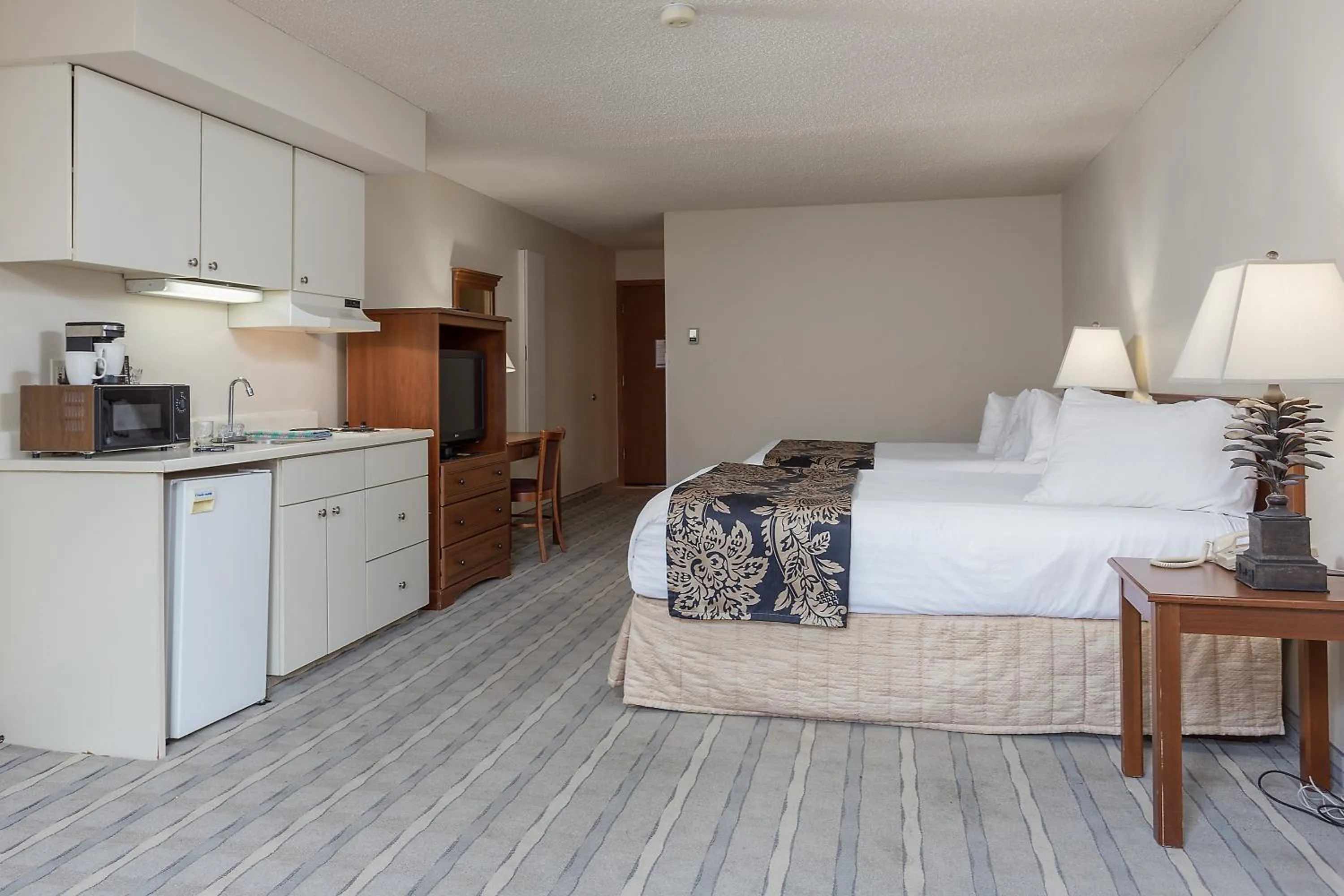 Executive Suite 2 Queen w/ Kitchenette RV  in Shilo Inn Suites Hotel - Bend