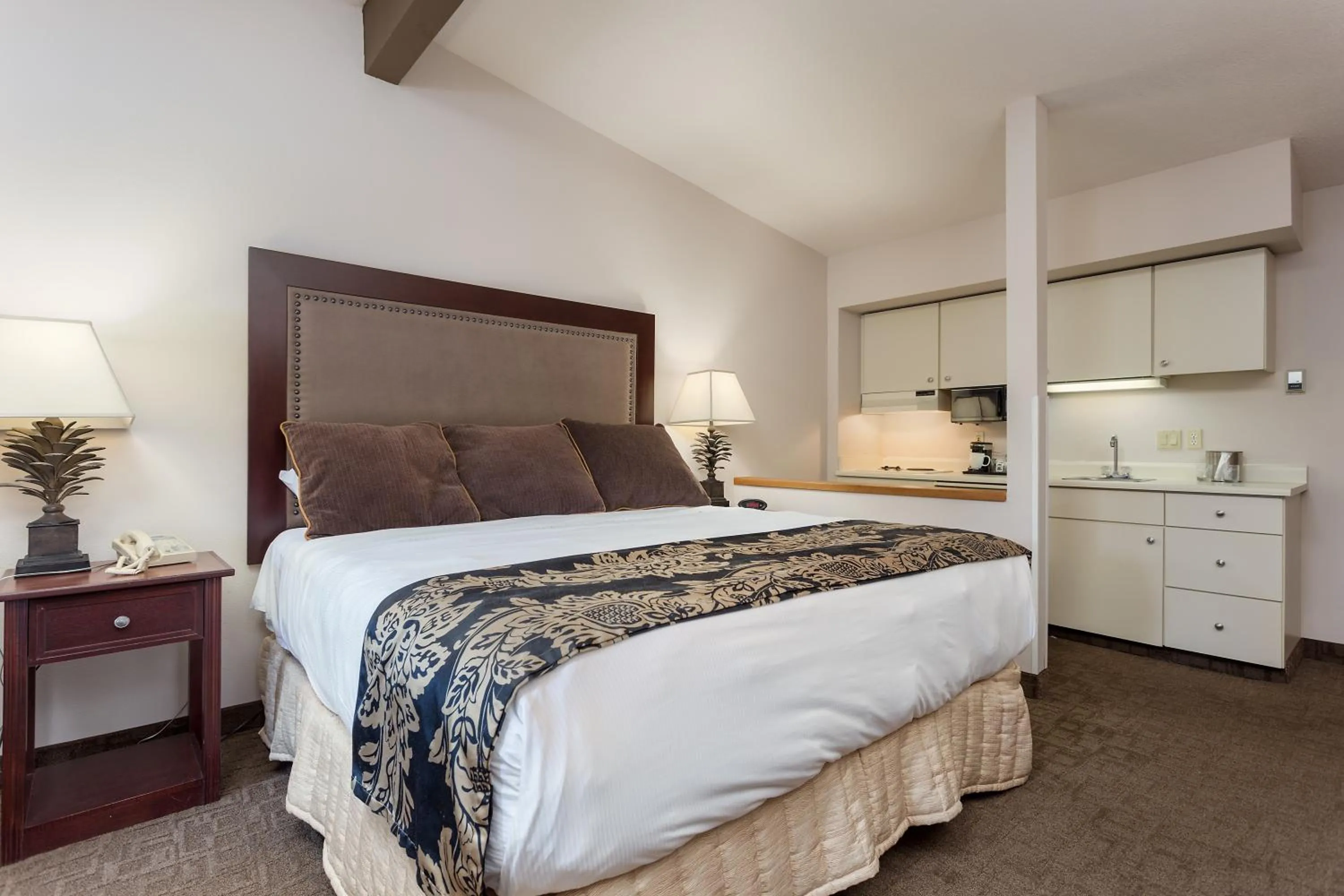 Executive Suite King w/ Kitchenette RV  in Shilo Inn Suites Hotel - Bend