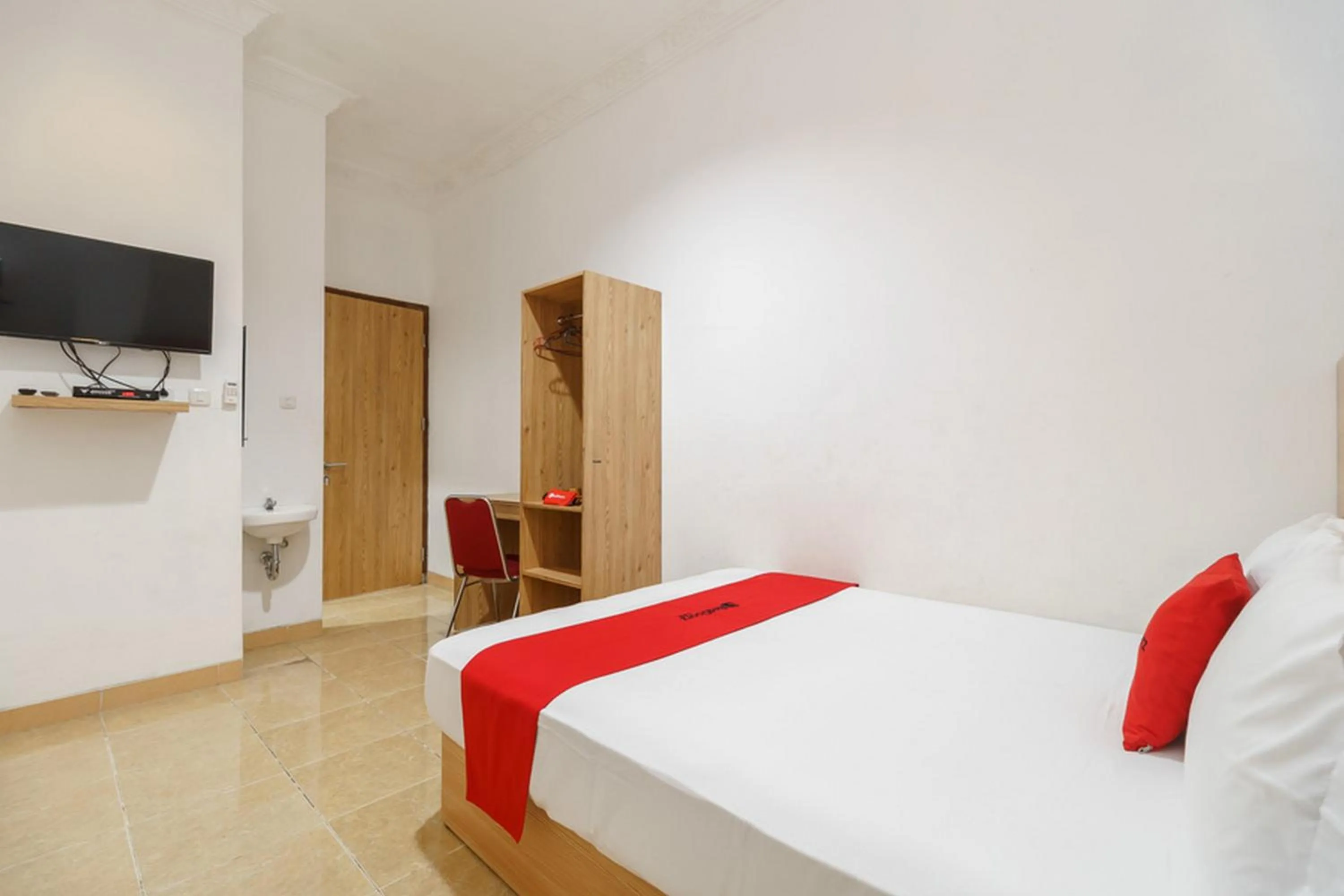 Deluxe Room in RedDoorz Syariah near Lahat Station