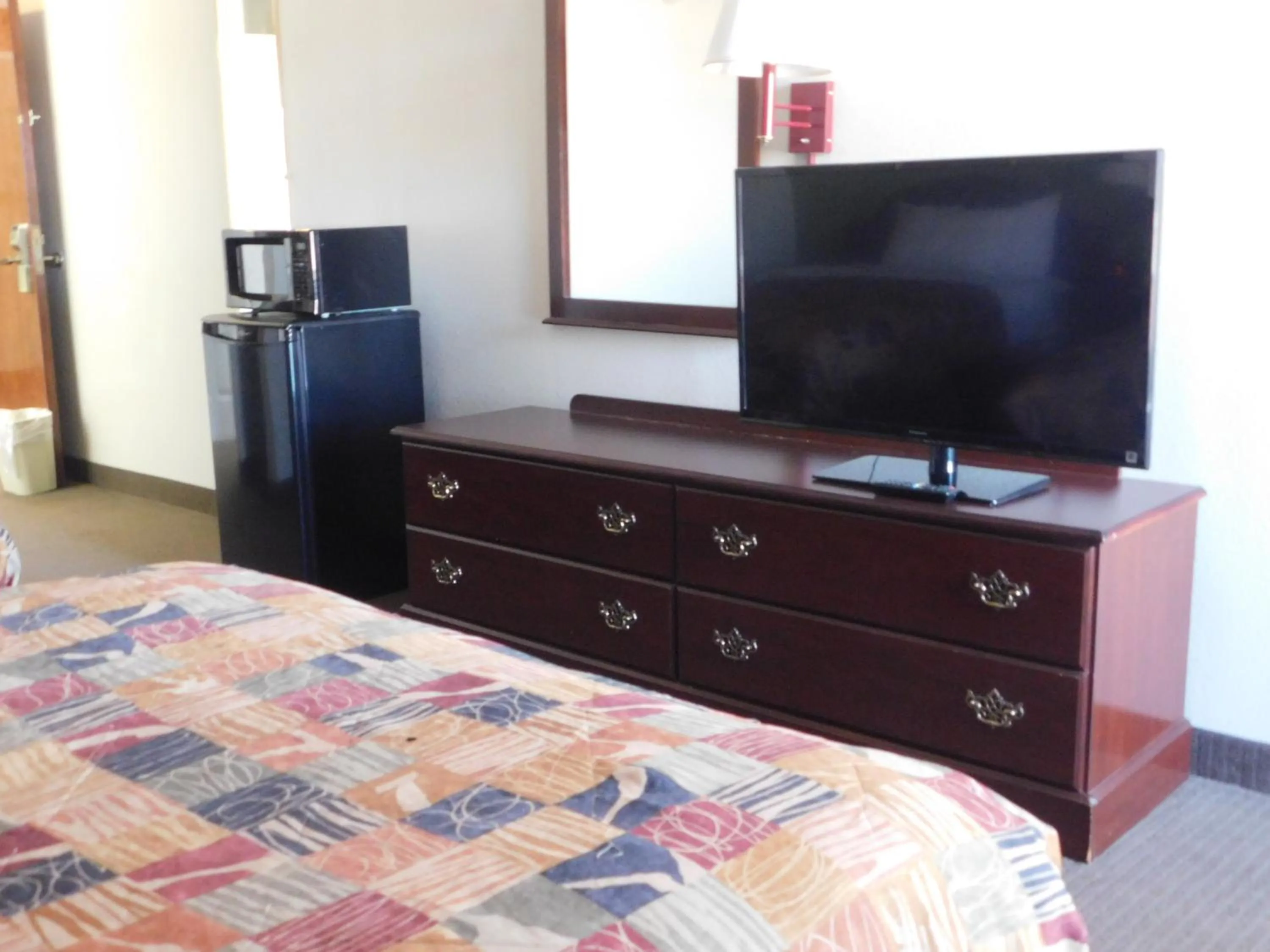 Queen Room - Accessible/Nonsmoking in Quality Inn & Suites Thomasville I-85