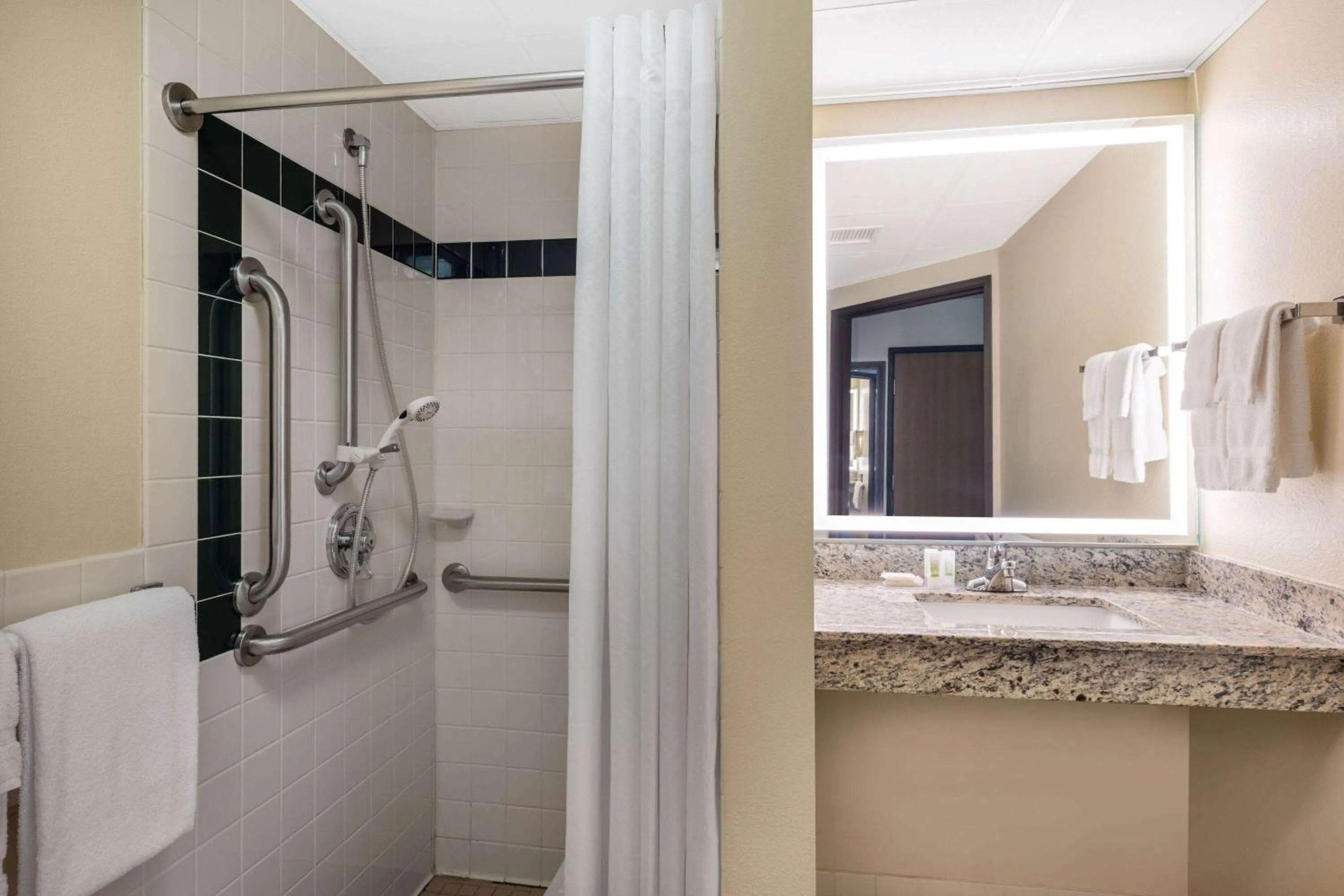 Single Room - Disability Access in AmericInn by Wyndham Two Harbors Near Lake Superior