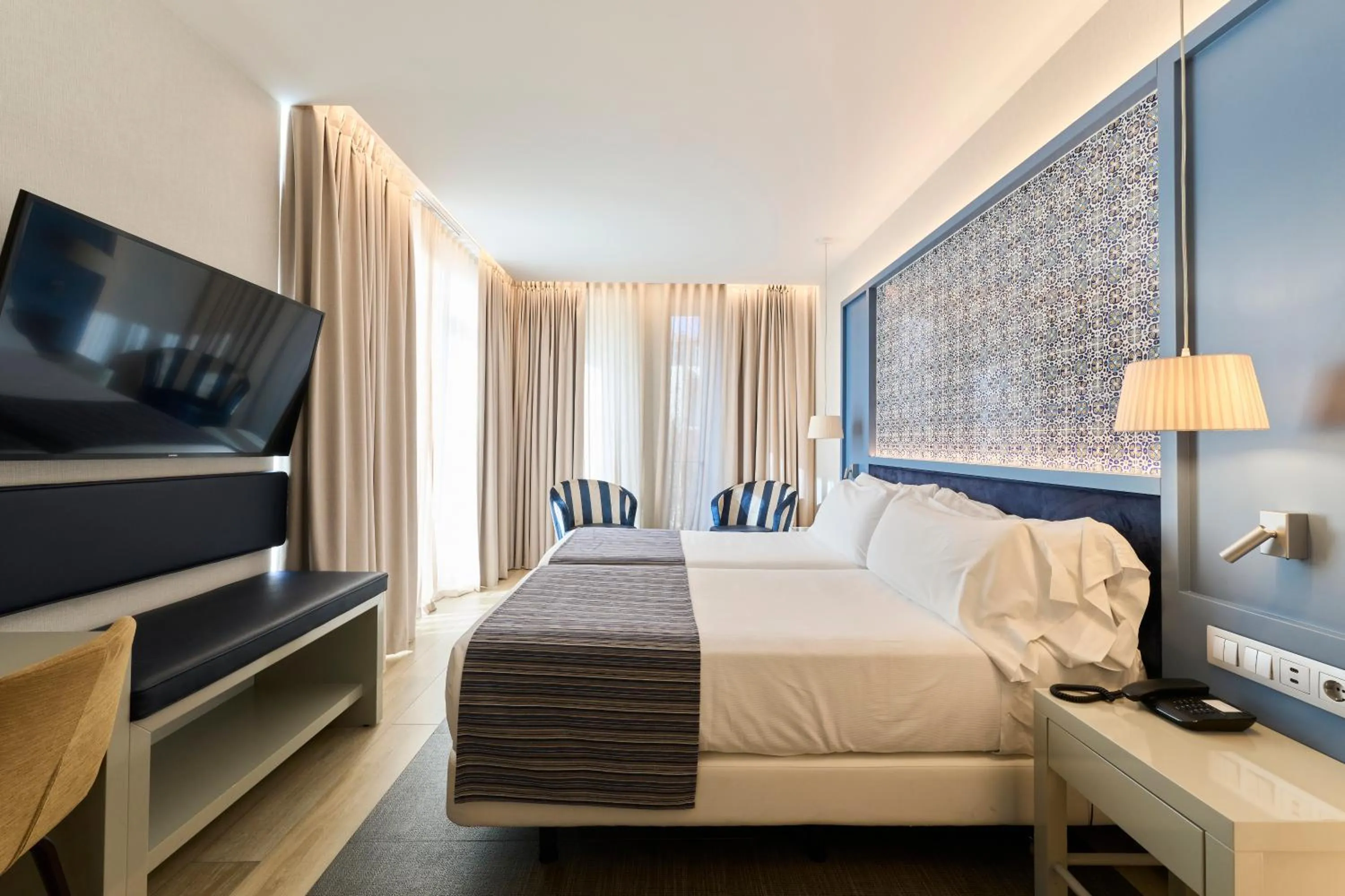 Superior Twin Room with Terrace and Private Pool in Catalonia Porto