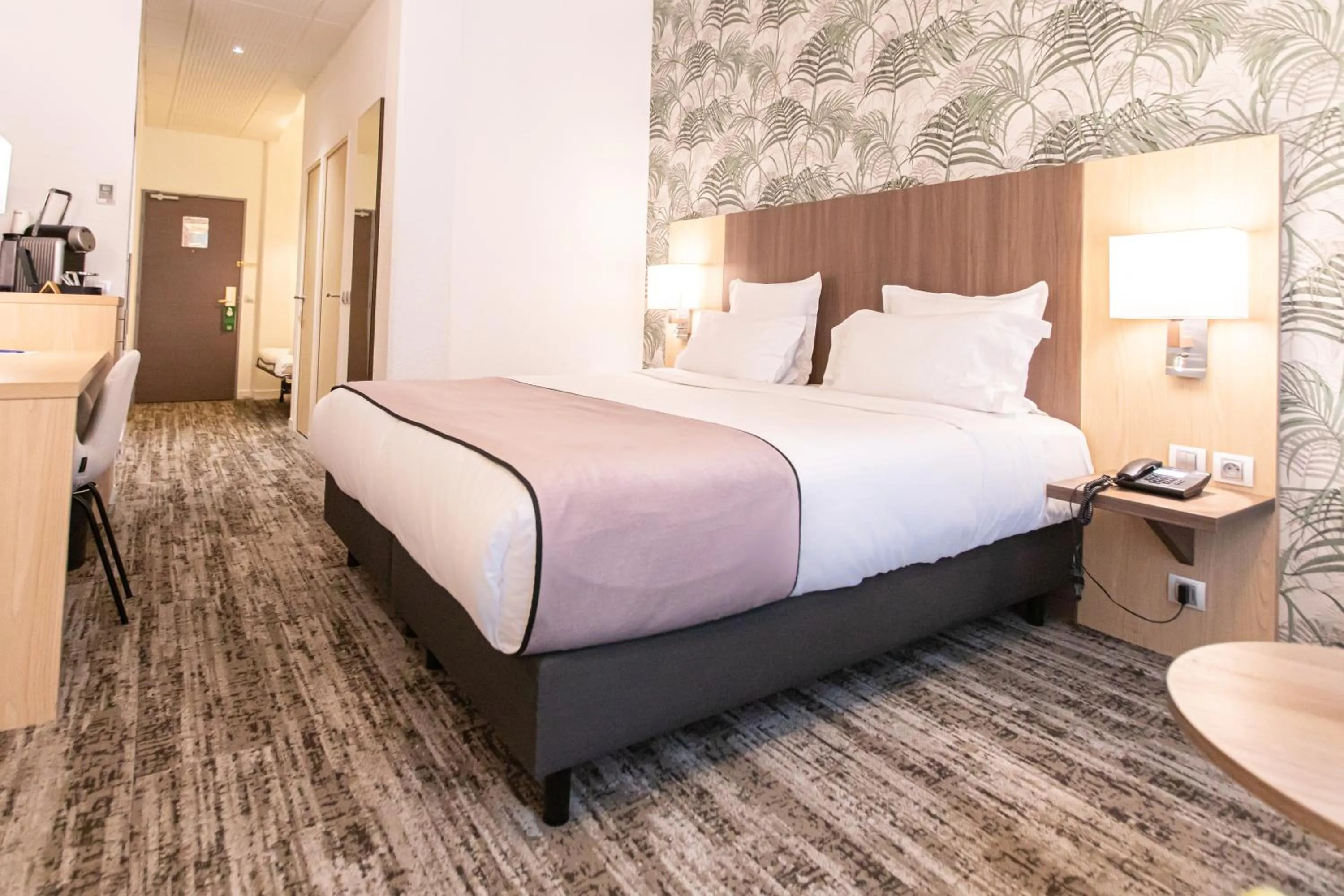 Queen Room with Sofa Bed - Non-Smoking in Quality Hotel Bordeaux Centre