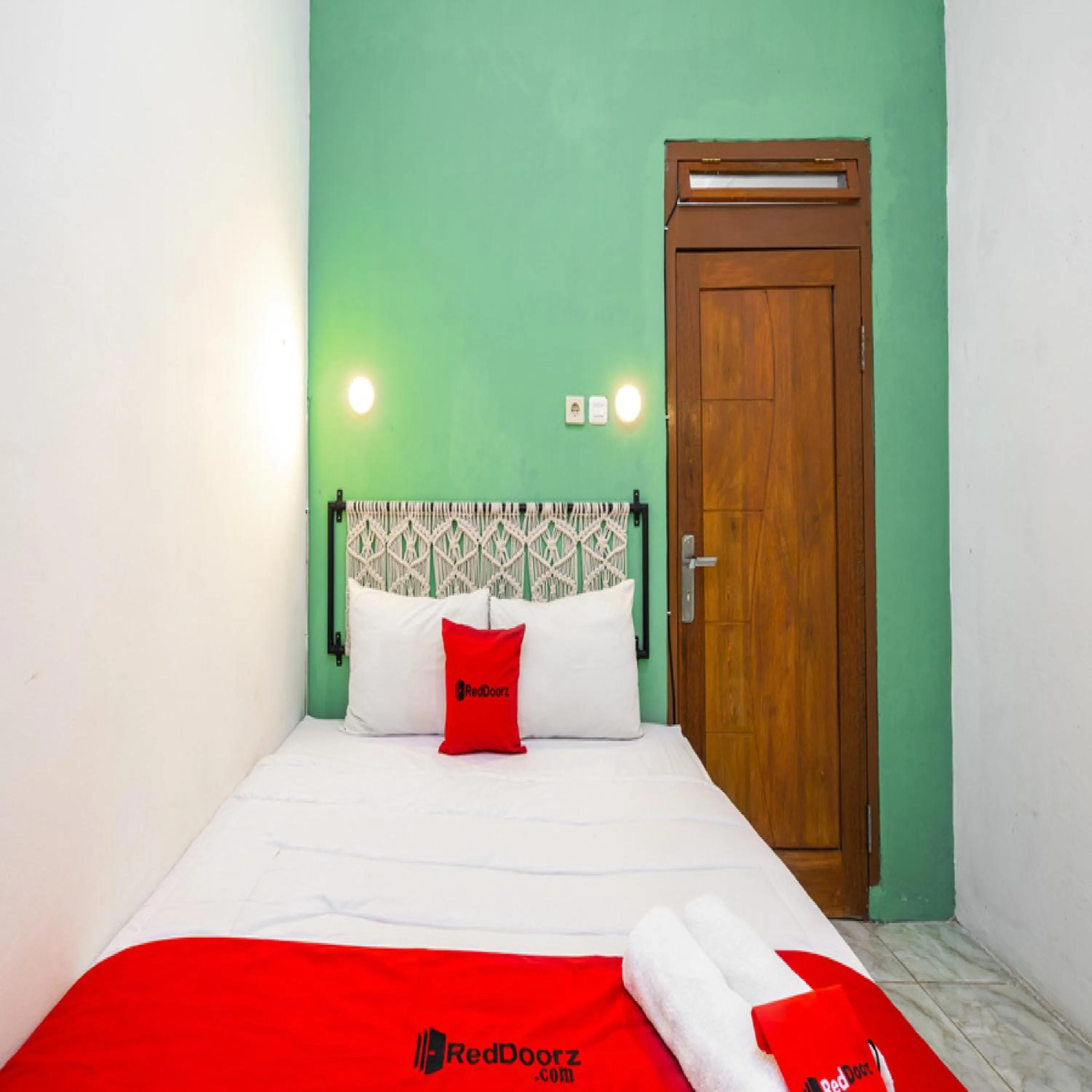 Double Room in RedDoorz near Exit Toll Tanah Baru Bogor
