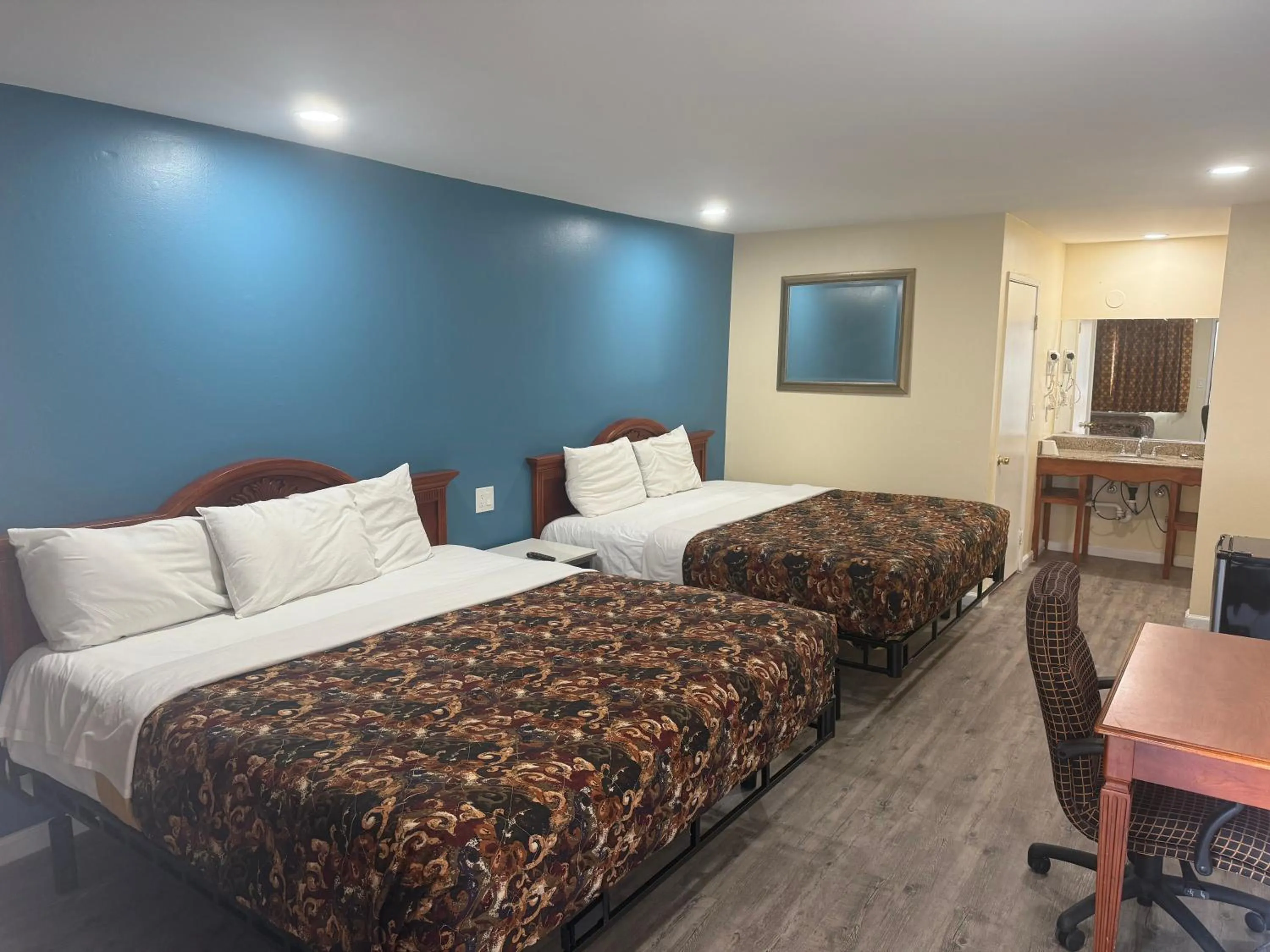 King Room with Two King Beds - single occupancy - Smoking in Anaheim National Inn