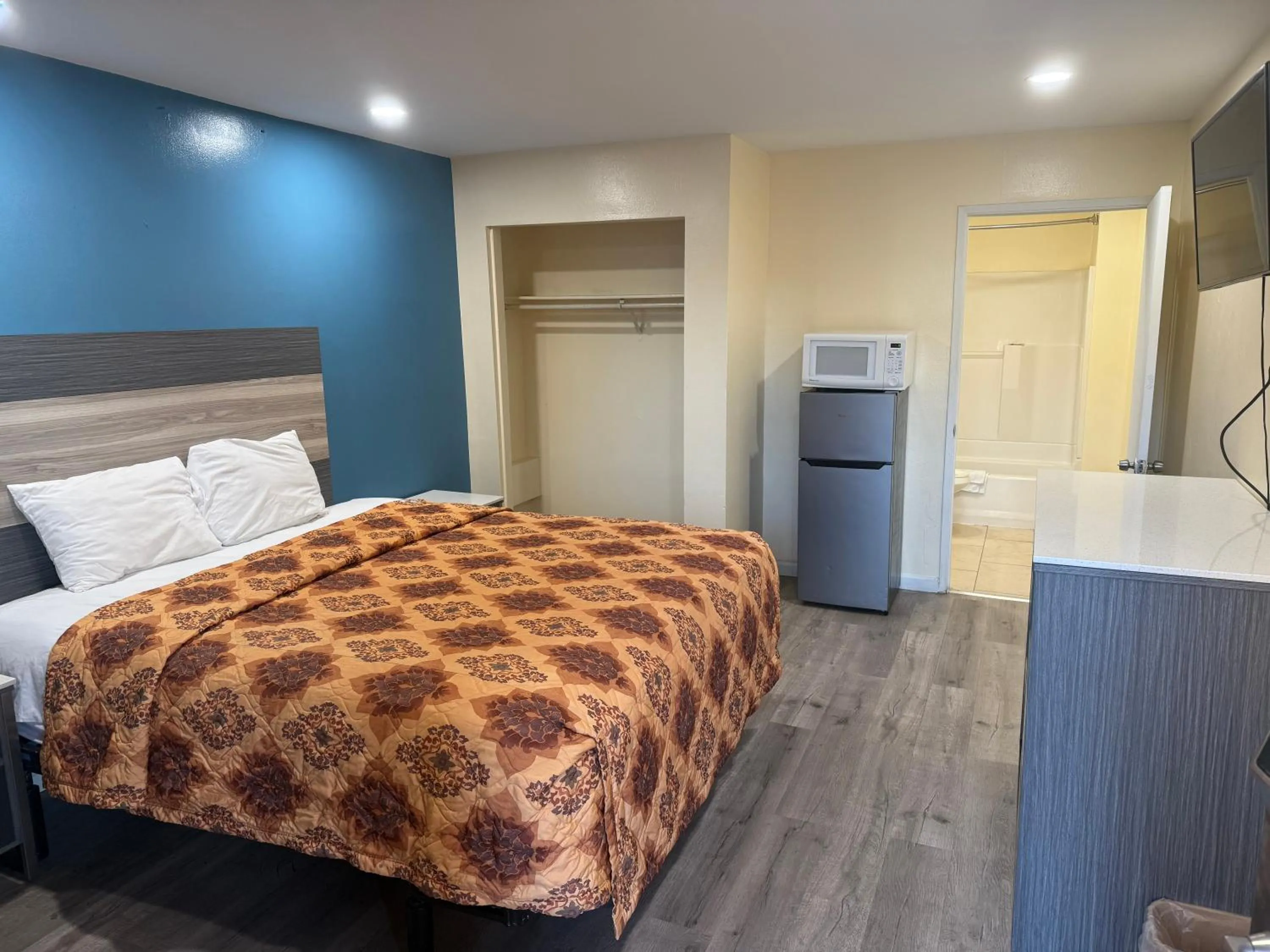 King Room - single occupancy - Smoking  in Anaheim National Inn