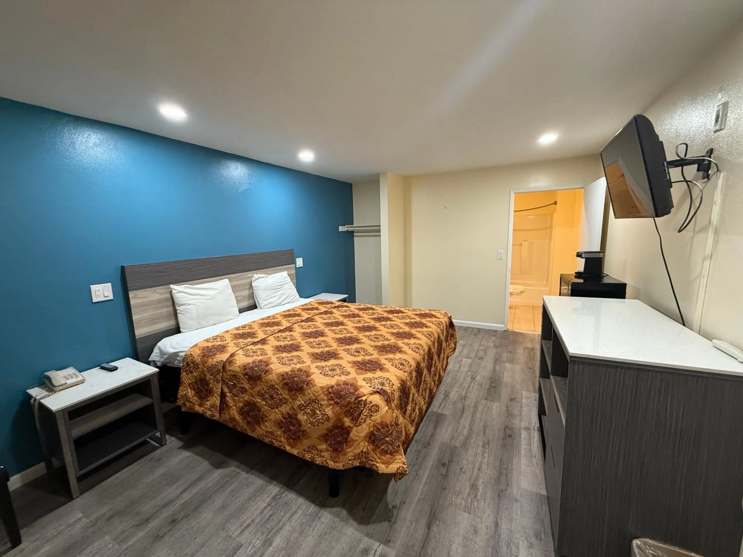 King Room - single occupancy - Non-Smoking in Anaheim National Inn