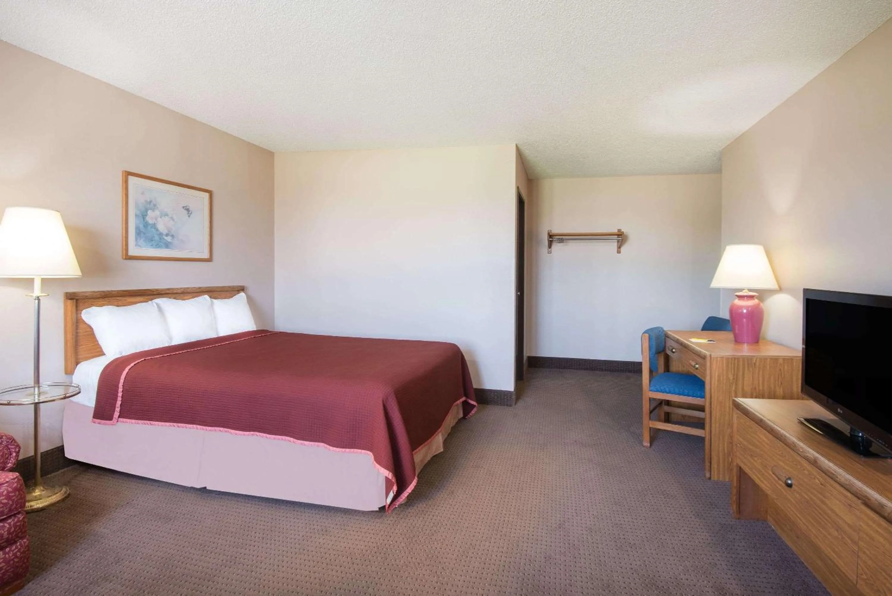 Queen Room - Non-Smoking in Super 8 by Wyndham Abilene KS