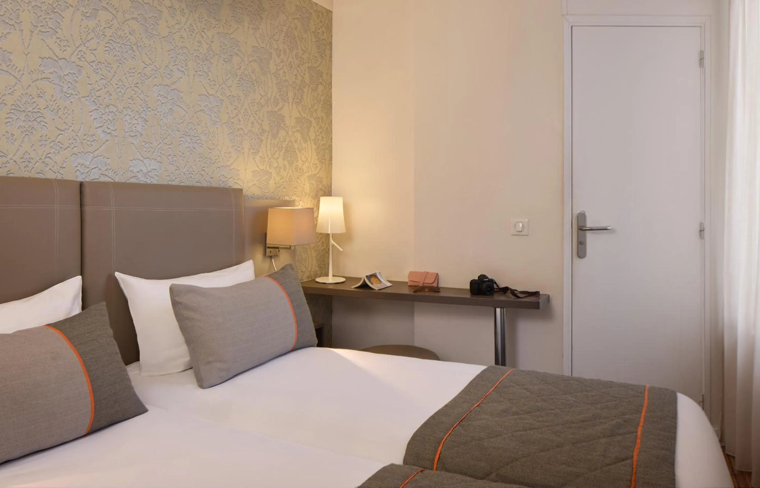 Superior Twin Room in Timhotel Tour Eiffel