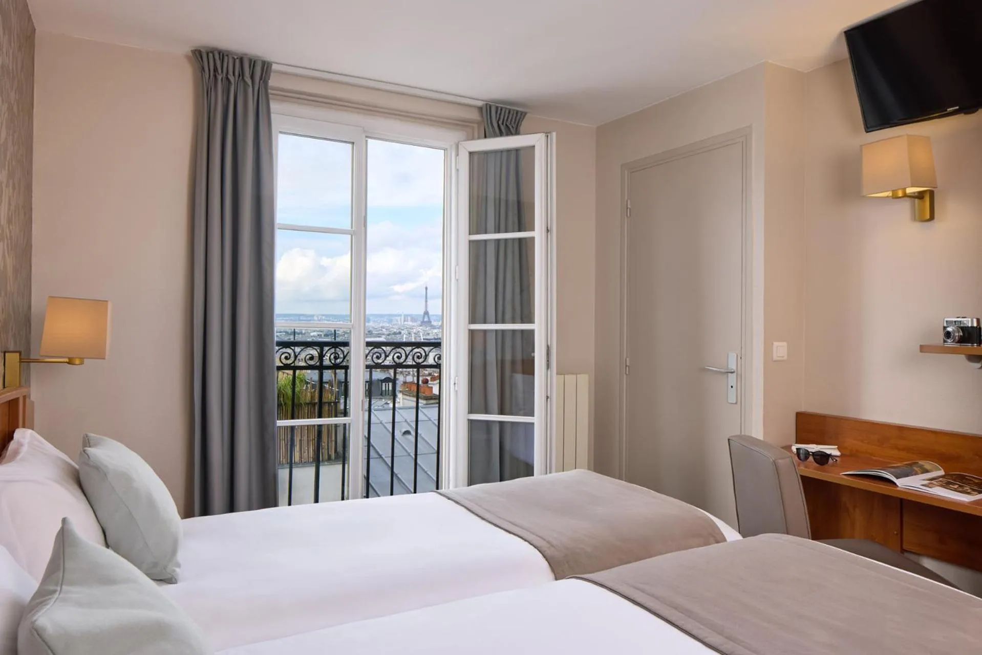 Superior Twin Room with Balcony and Eiffel Tower View  in Timhotel Montmartre