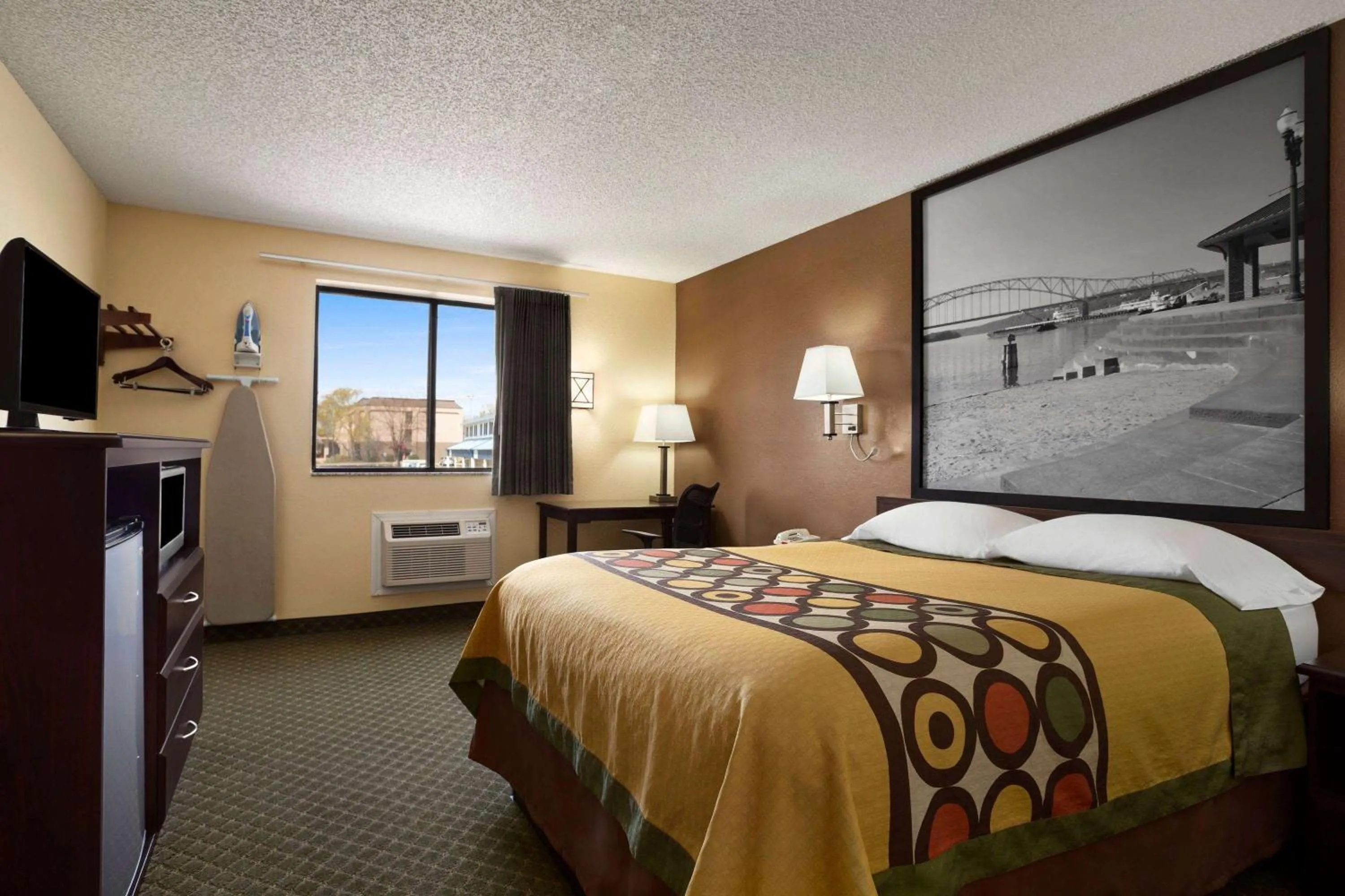 Queen Room - Non-Smoking in Super 8 by Wyndham Cedar Rapids