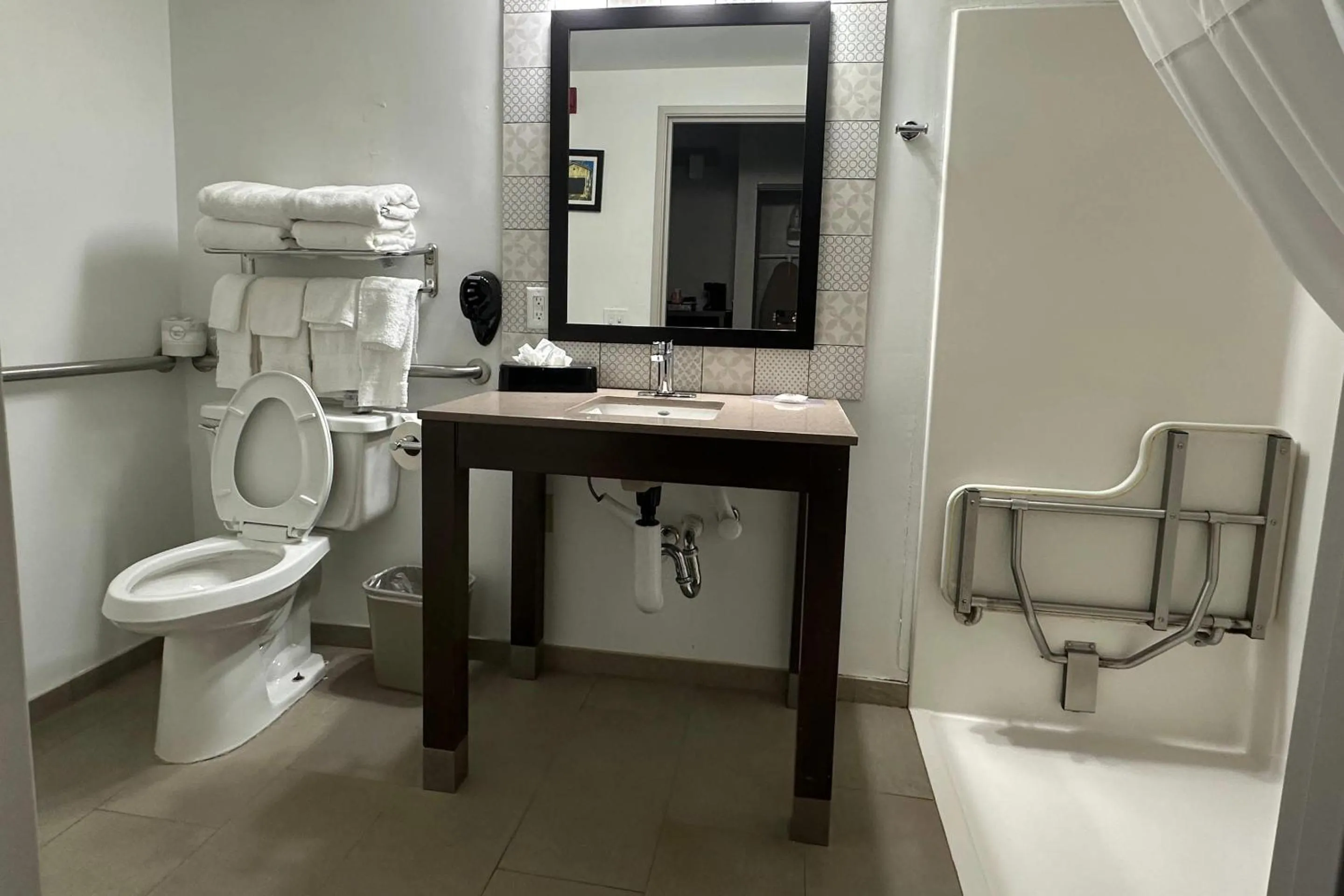 King Room - Accessible/Non-Smoking in Comfort Inn & Suites Cartersville - Emerson Lake Point