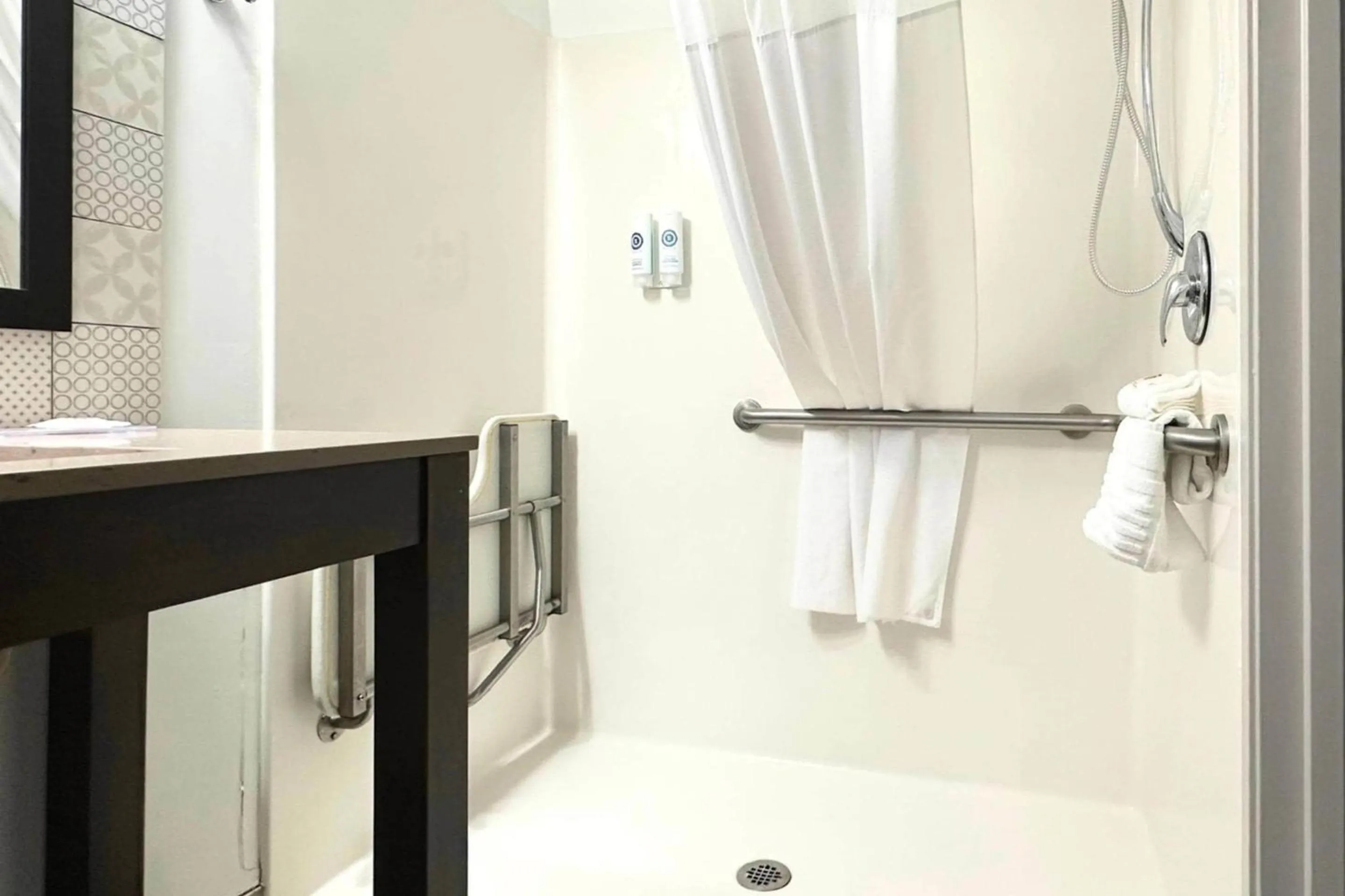 King Suite - Accessible/Non-Smoking in Comfort Inn & Suites Cartersville - Emerson Lake Point