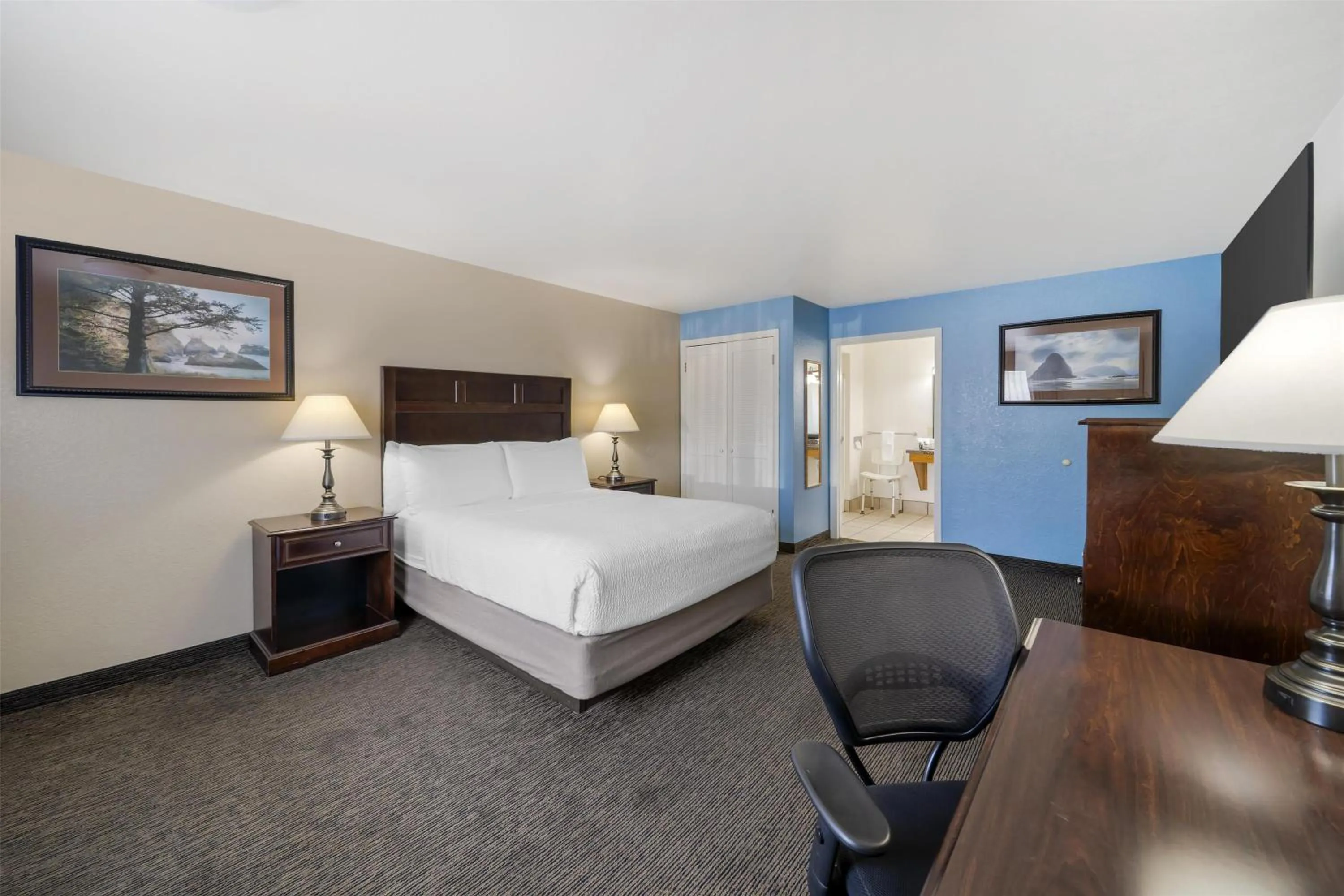 Queen Room with Mobility Accessible Walk-In Shower in Best Western Arcata Inn