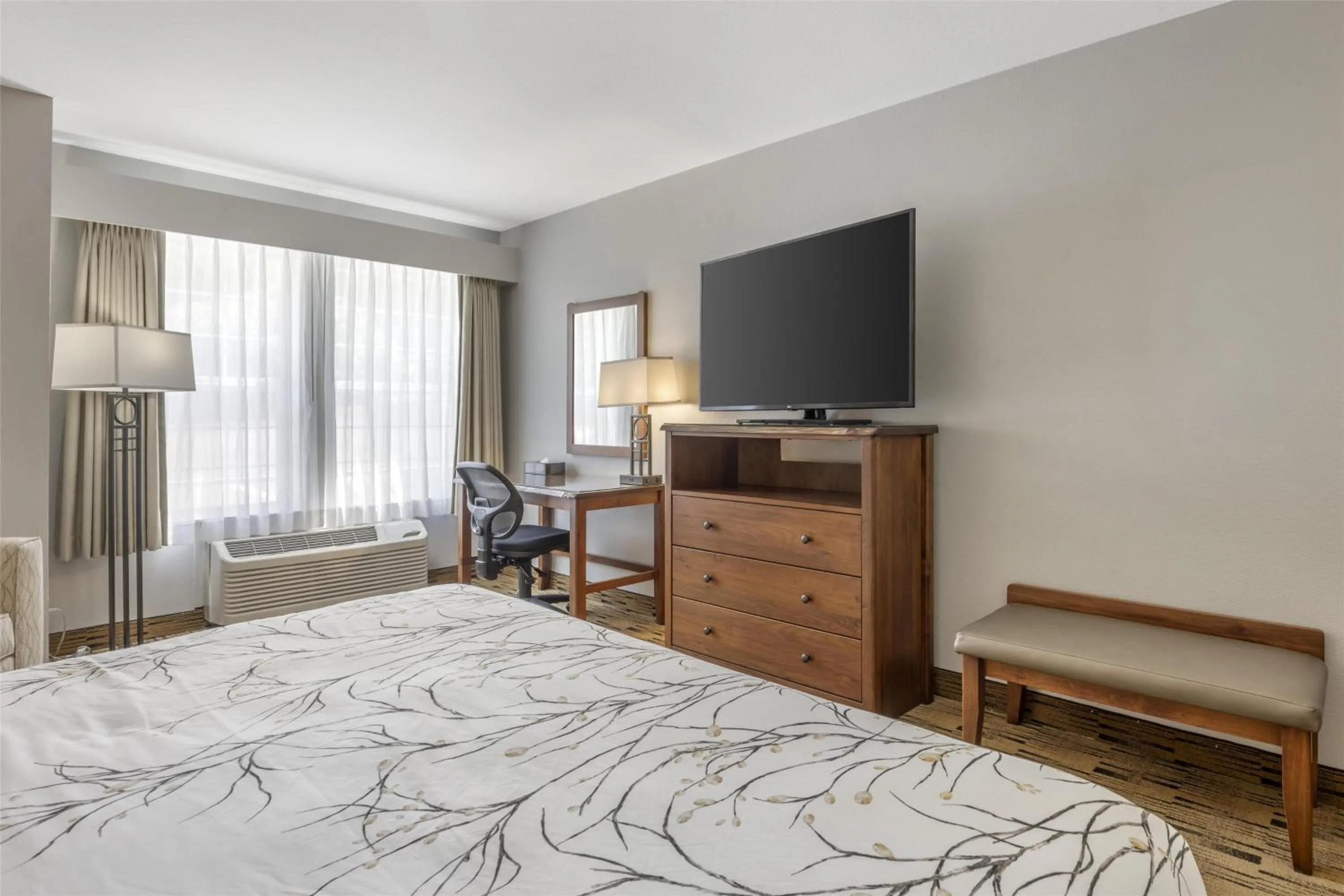 King Room with Roll-In Shower - Disability Access in Best Western Plus Columbia River Inn