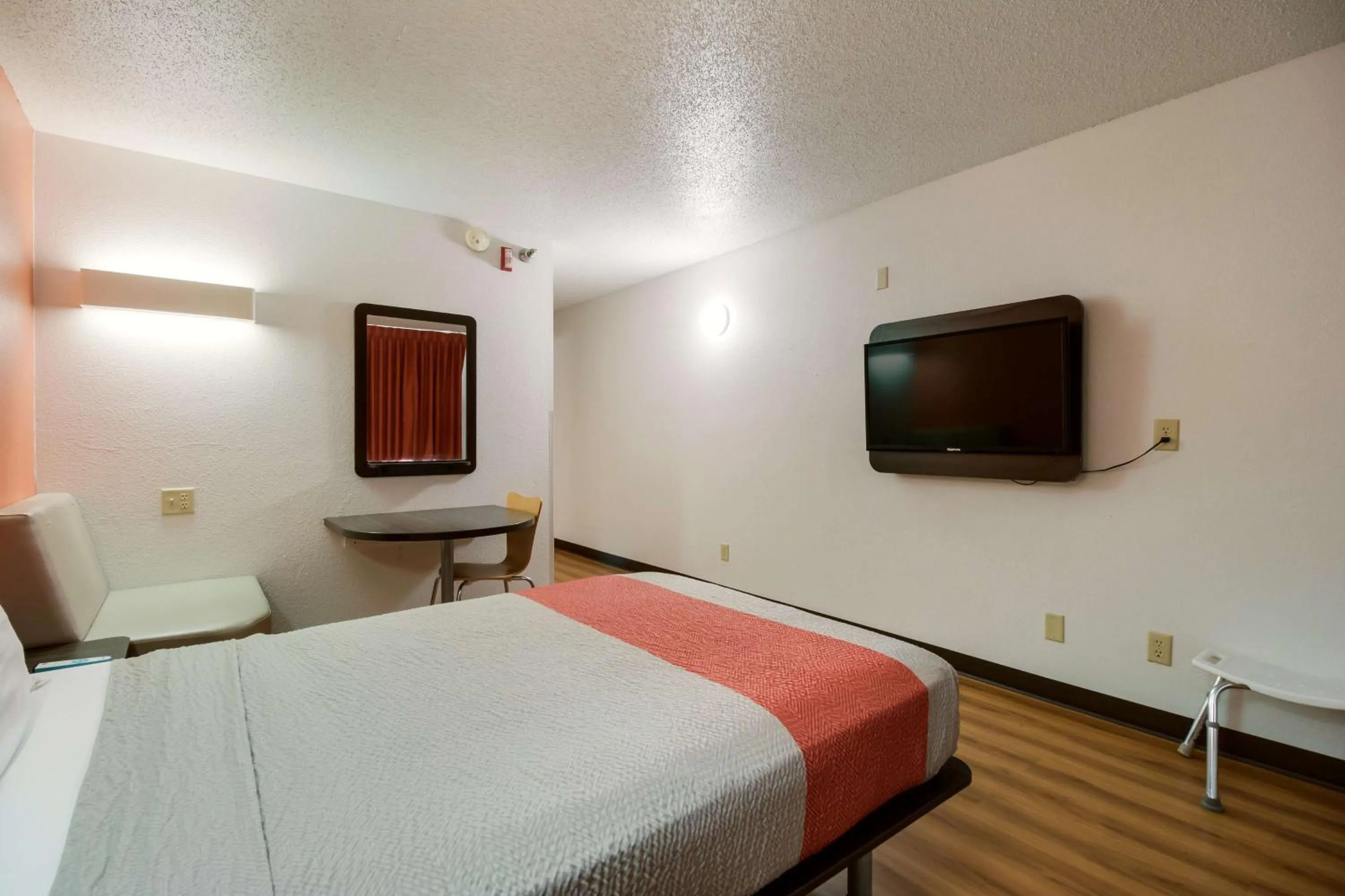 Double Room - Disability Access - Smoking in Motel 6-Davenport, IA