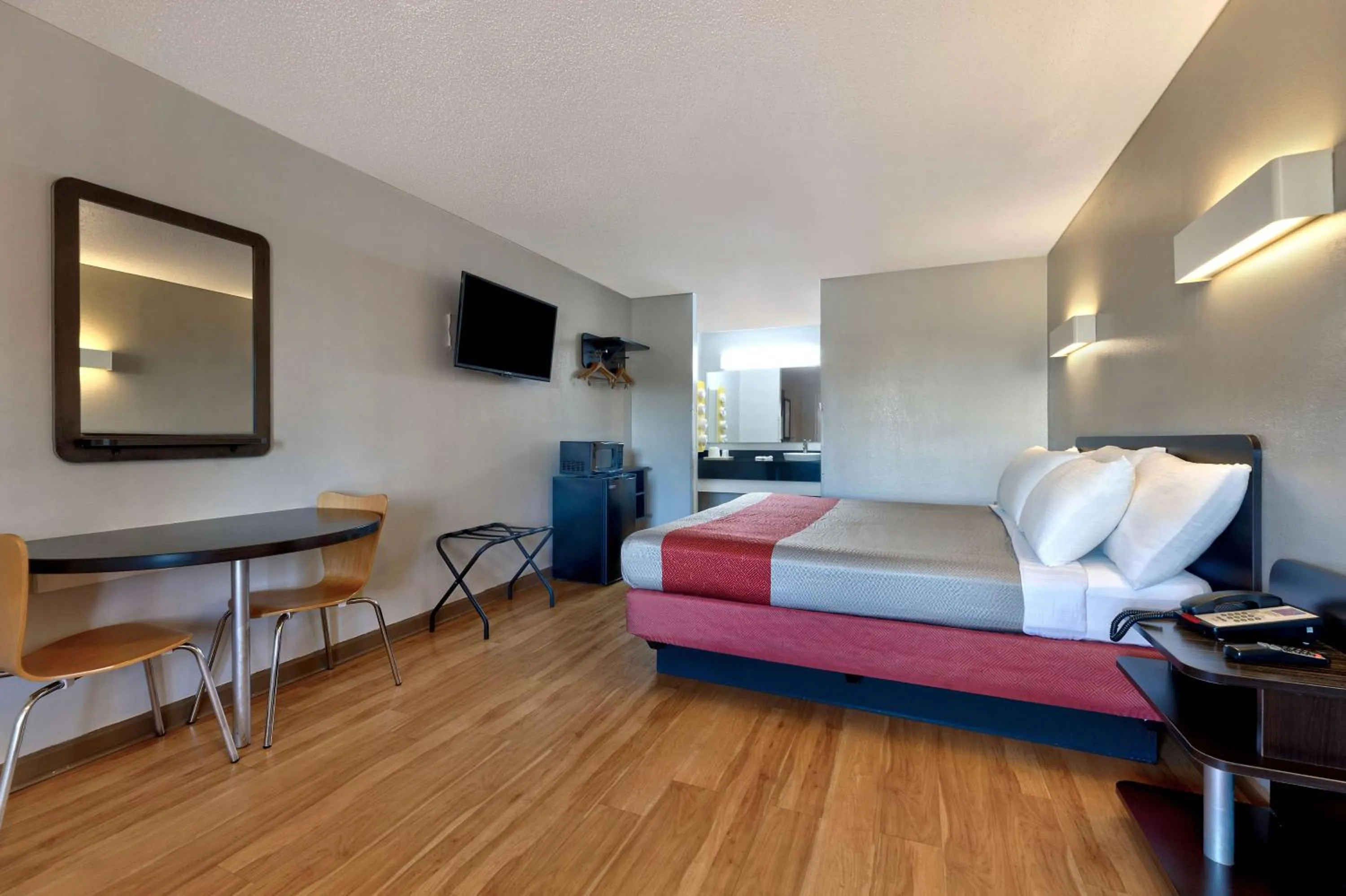 Suite - Smoking in Motel 6-Cookeville, TN