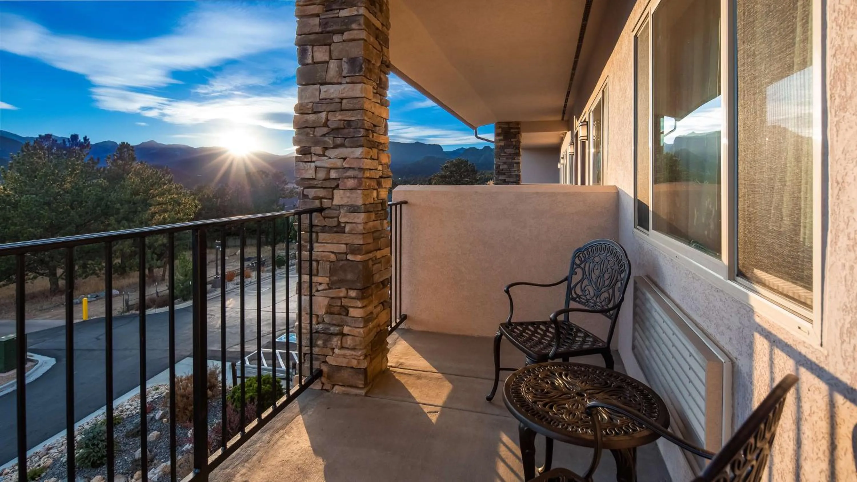 King Suite with Balcony and Mountain View - Non-Smoking in Best Western Plus Silver Saddle Inn