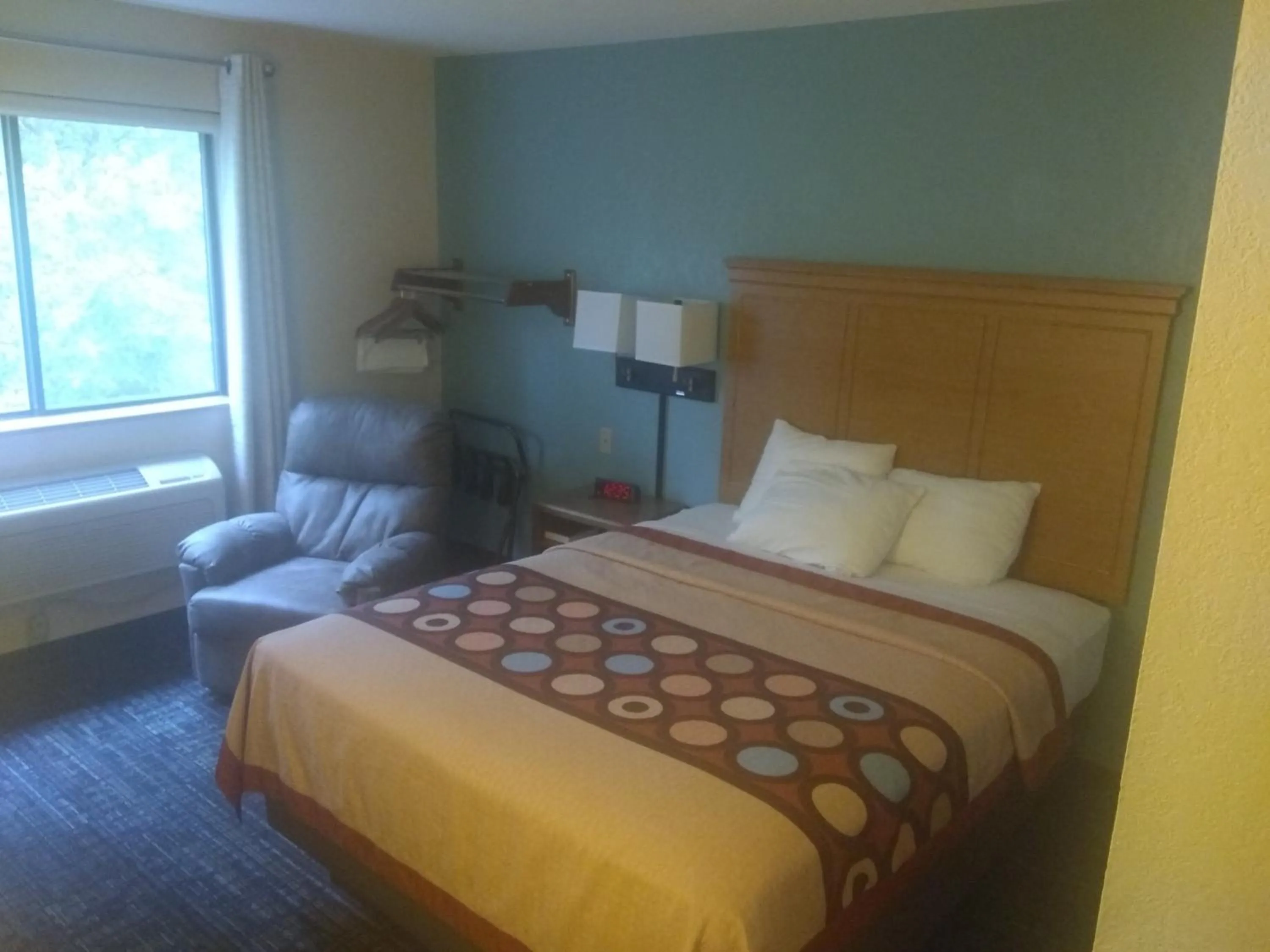 Queen Room - Non-Smoking in Super 8 by Wyndham Baxter/Brainerd Area