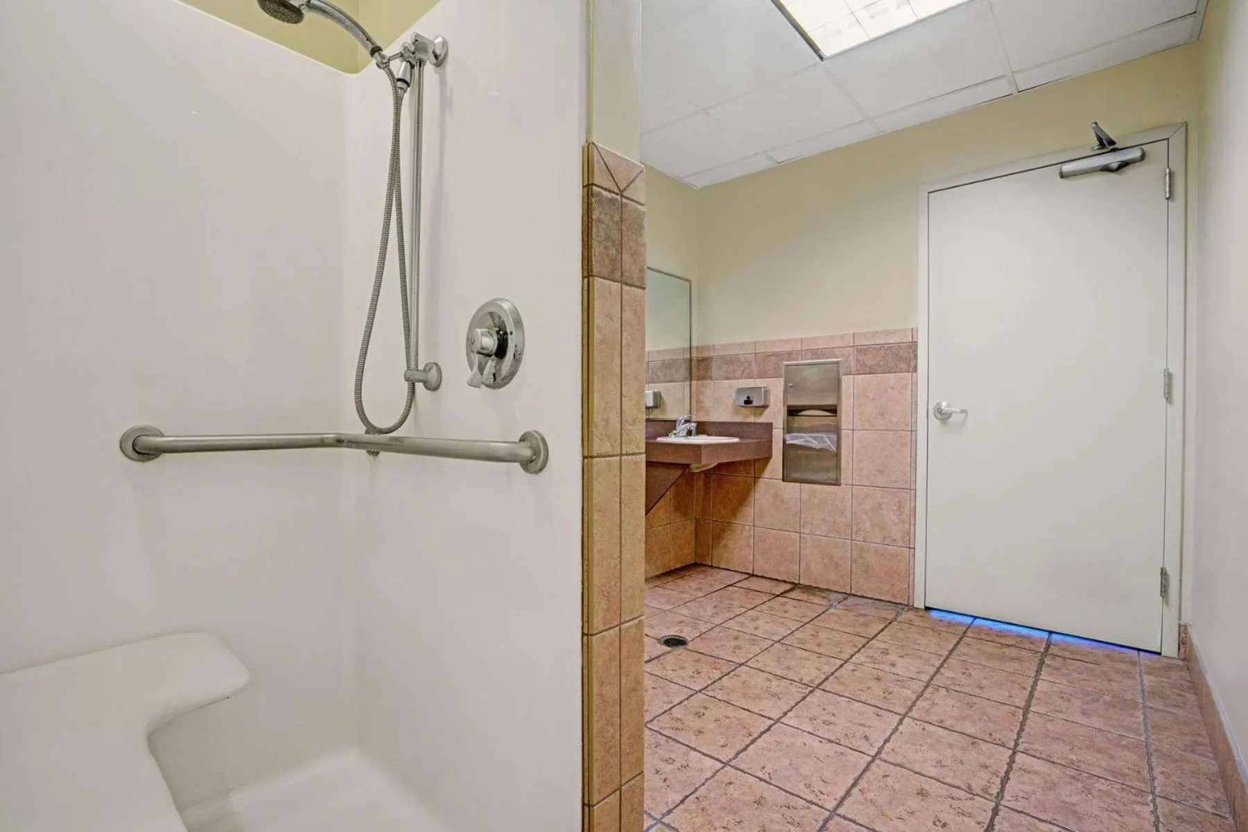 Queen Room - Disability Access/Non-Smoking in Super 8 by Wyndham Rogers Minnesota