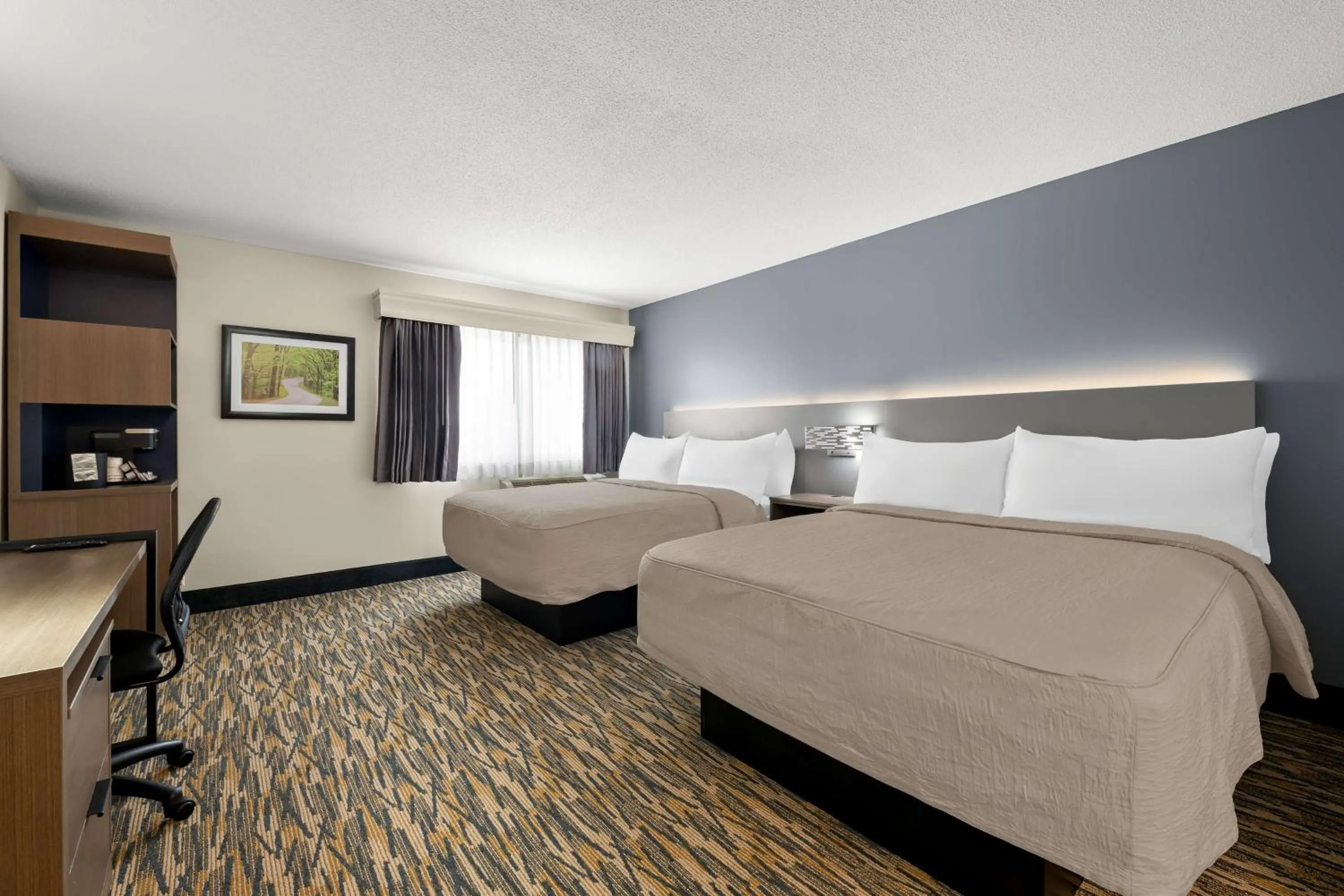 Queen Room with Two Queen Beds and Bath Tub - Disability/First Floor/Non-Smoking in Best Western Inn