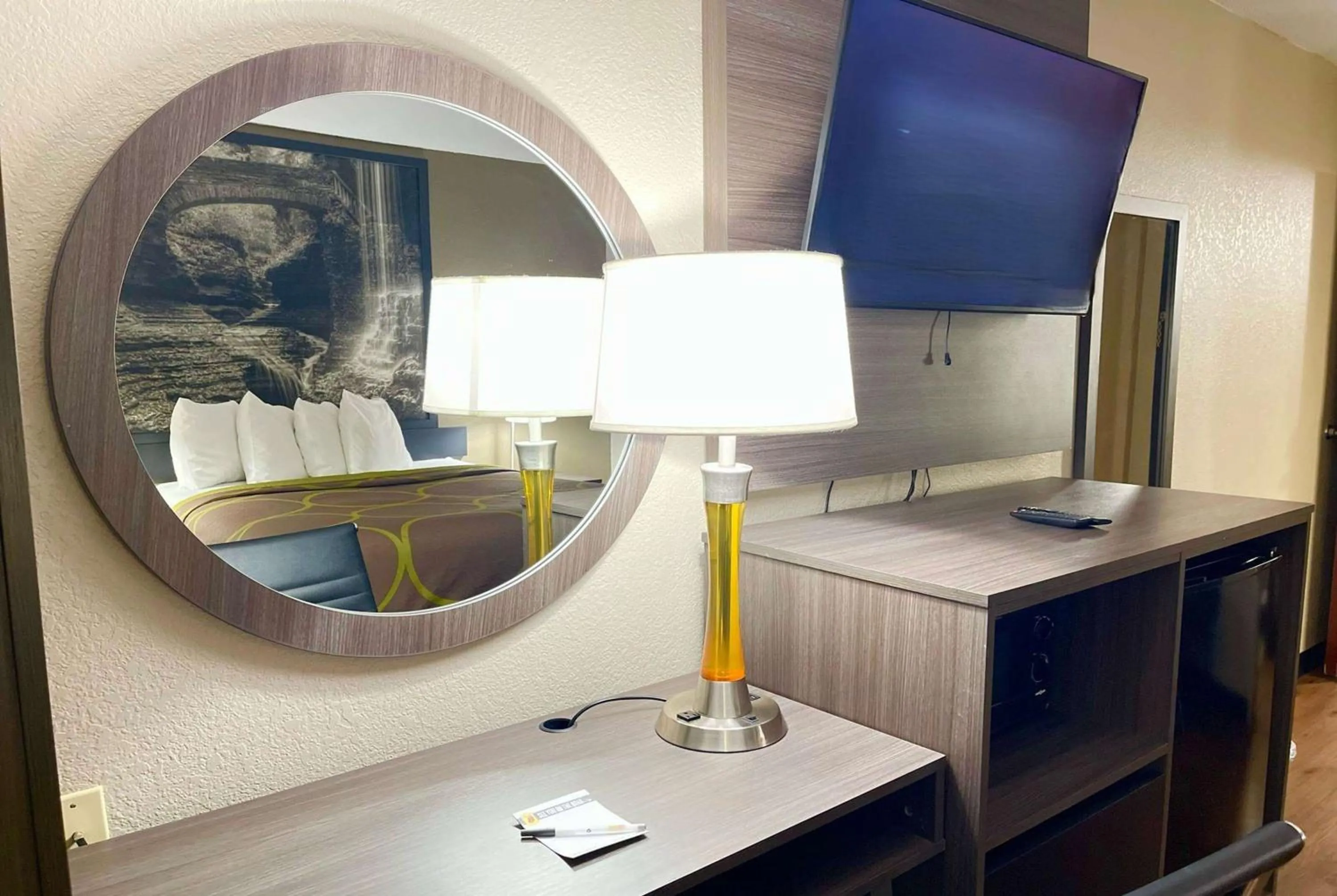 1 Queen Bed, Mobility/Hearing Accessible Room, Bathtub w/ Grab Bars, Non-Smoking in Super 8 by Wyndham Ithaca