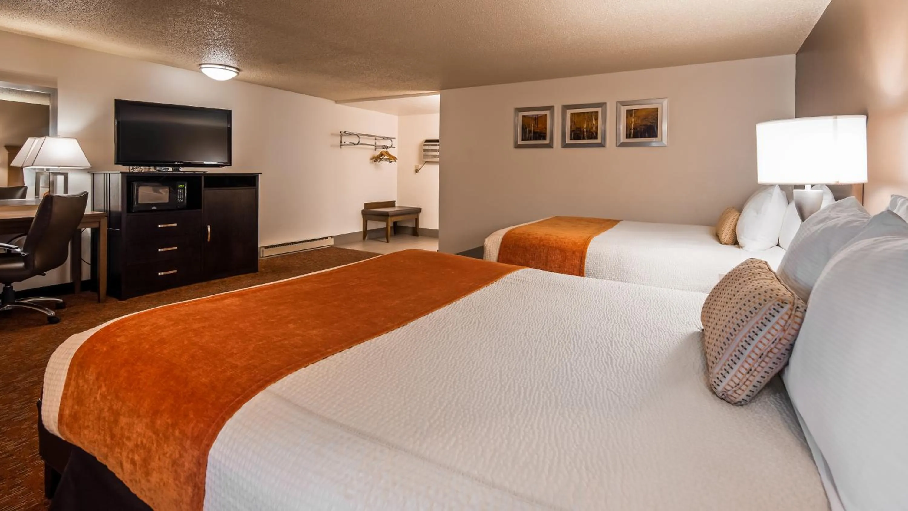 Queen Room with Two Queen Beds and Bath Tub - Disability Access in Best Western Paradise Inn