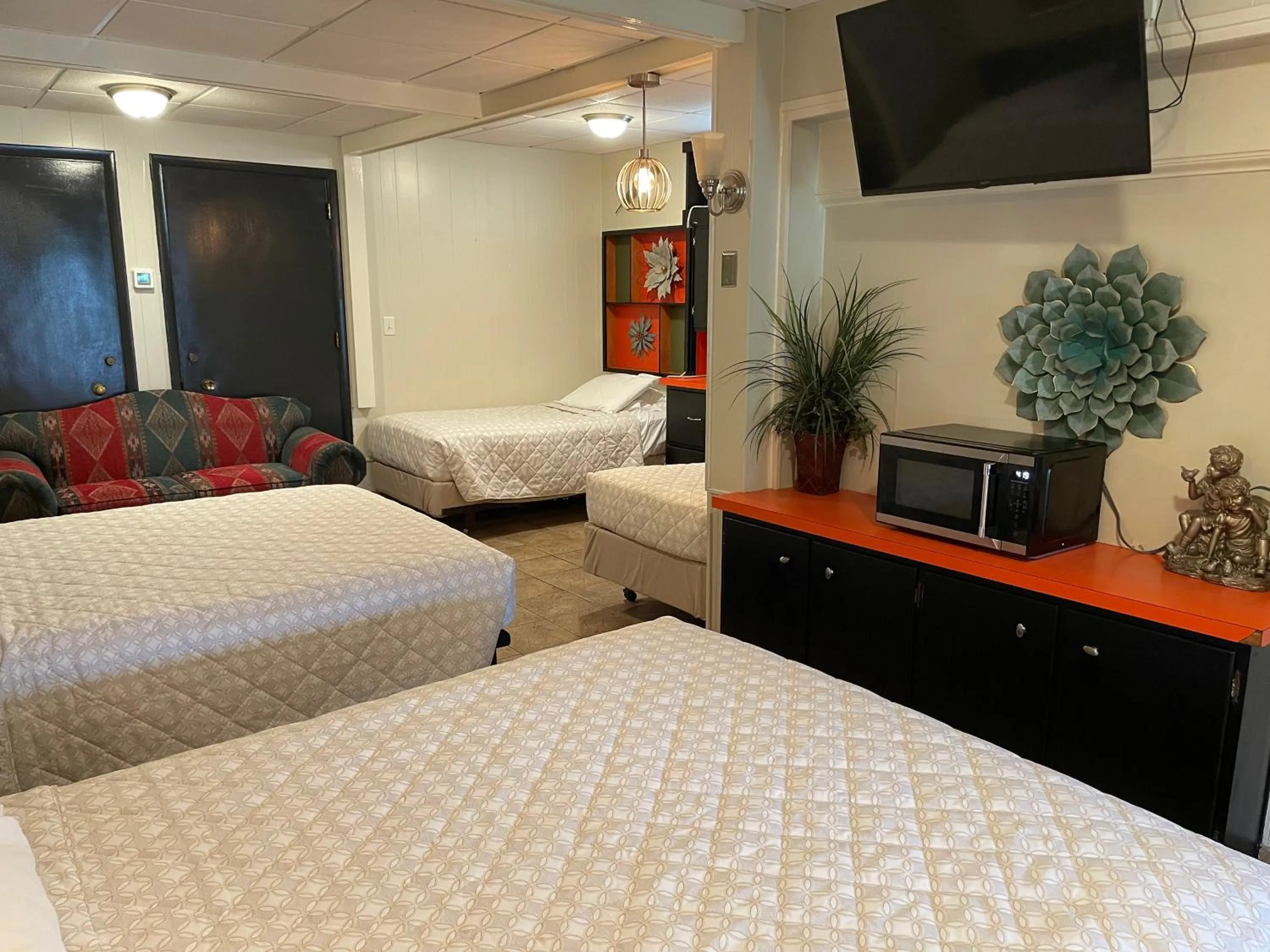 Quadruple Room in Simmons Motel and Suites