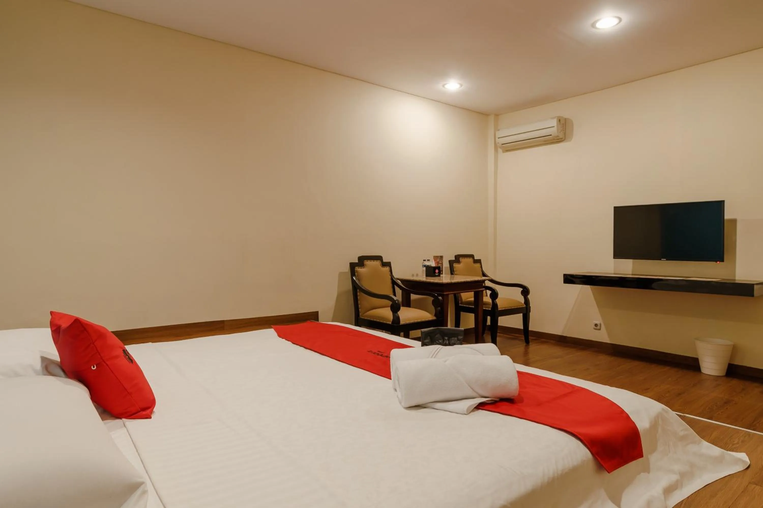 Double Room in RedDoorz Plus near Dunia Fantasi Ancol