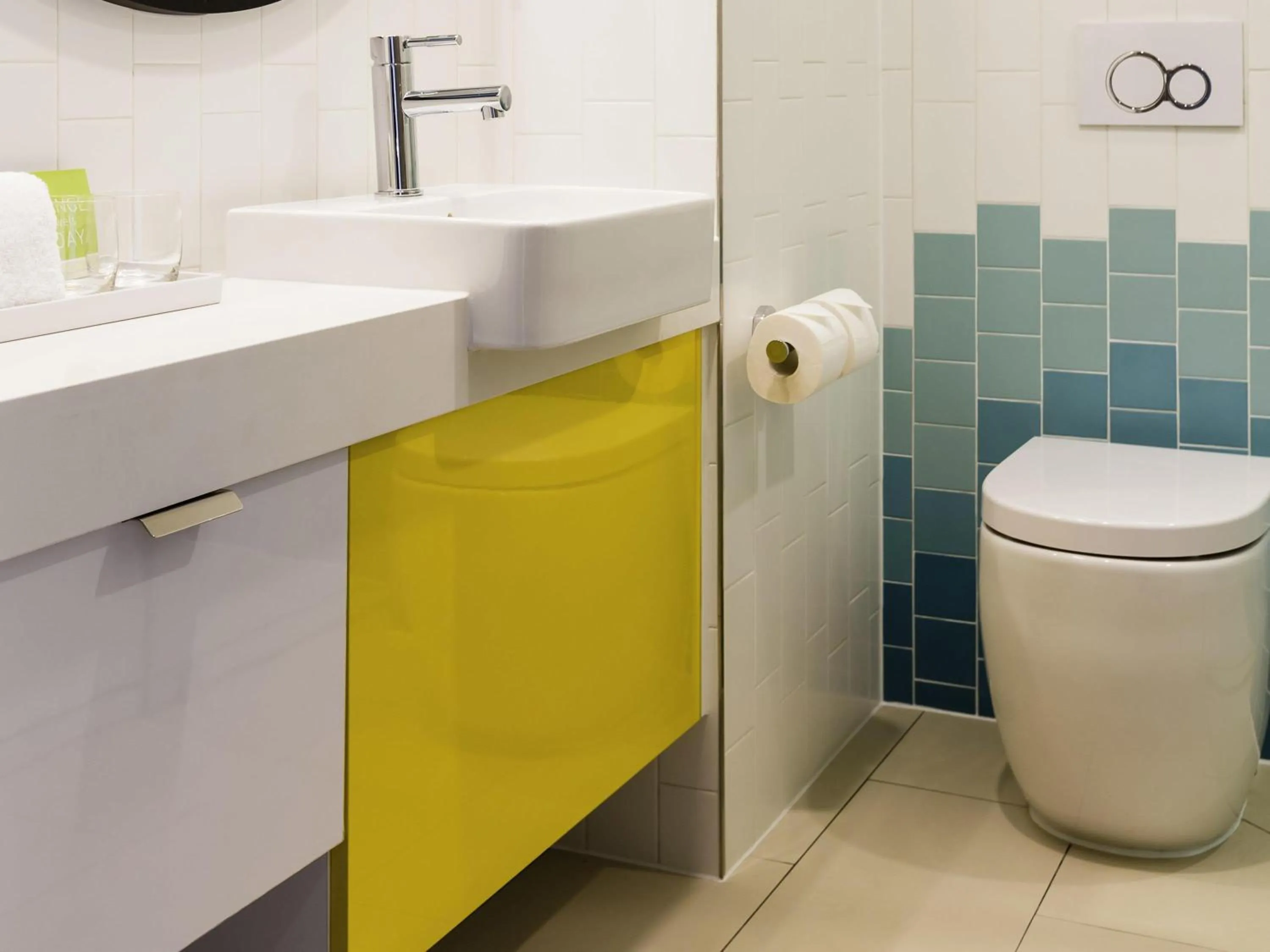 Deluxe King Room with River View in ibis Styles East Perth