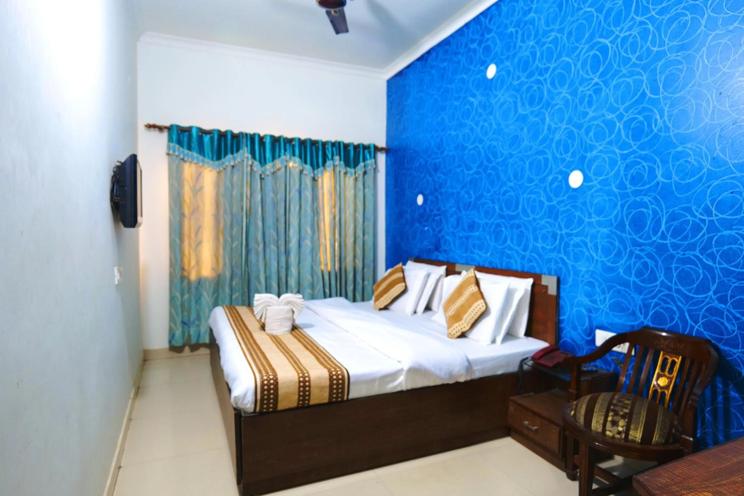 Double Room in Hotel Holiday Comfort - 800 mts from Jallianwala Bagh
