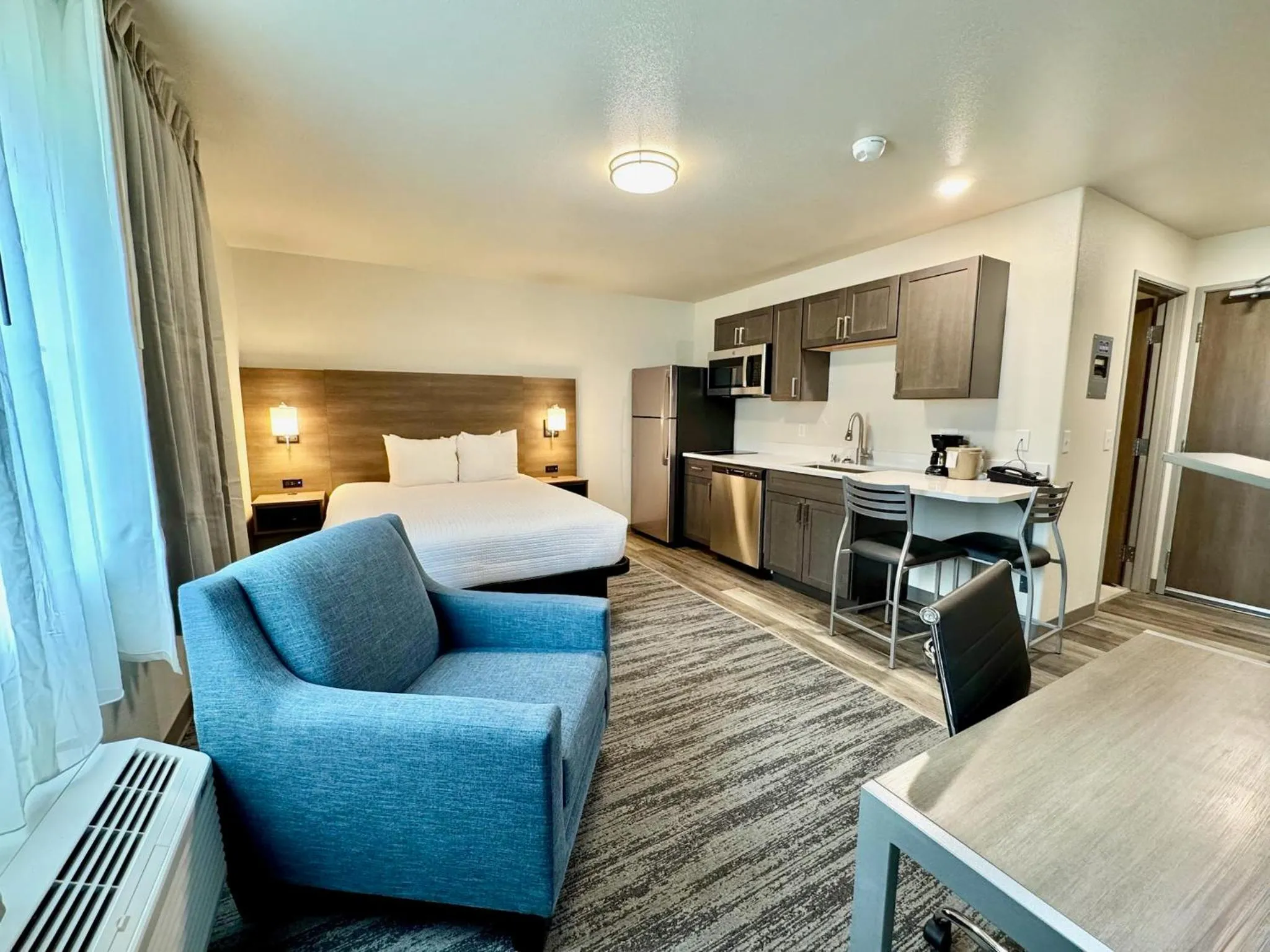 Queen Room in Alaska's Select Inn Wasilla