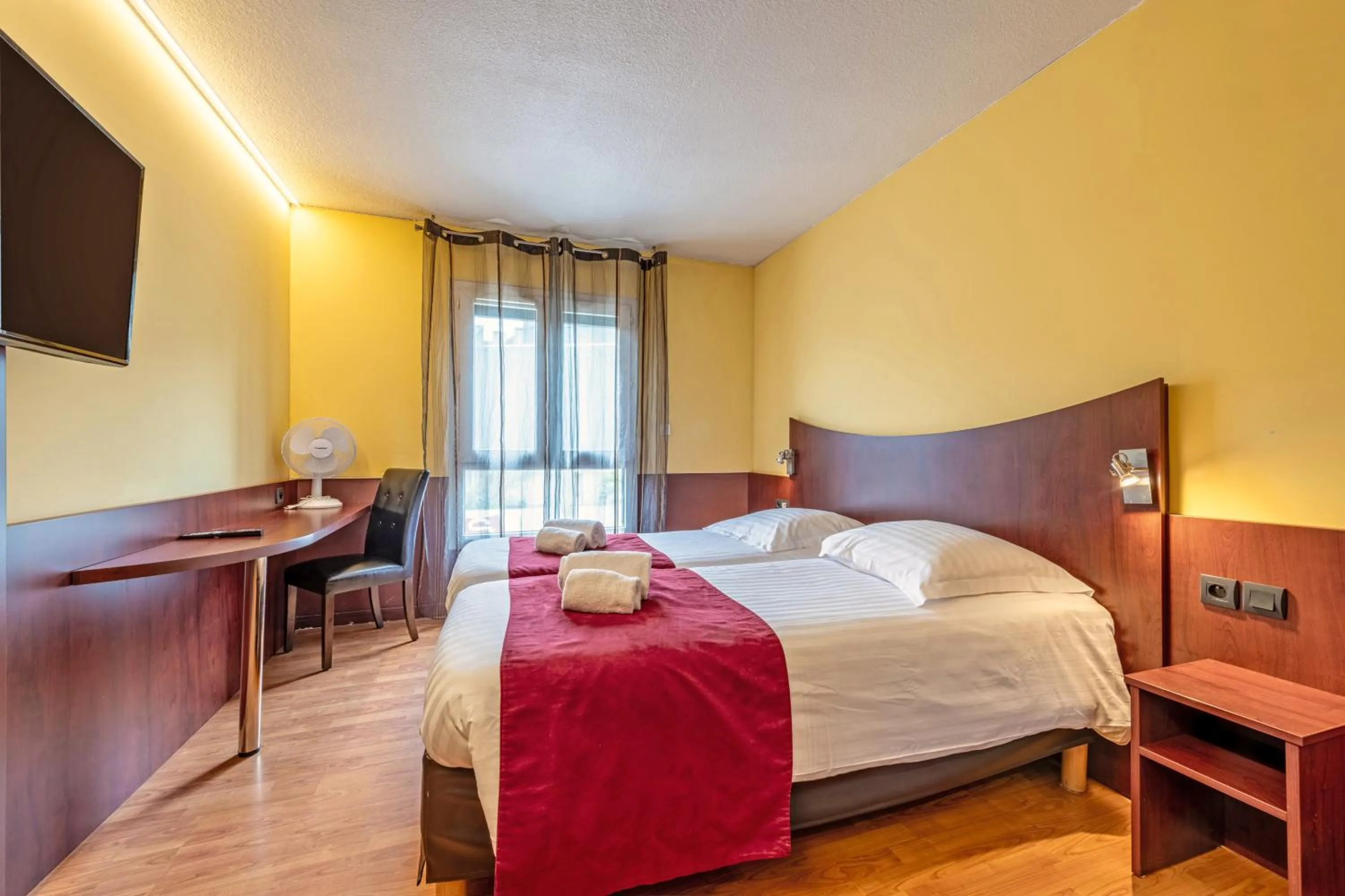 Comfort Twin Room in Logis Hotel Center