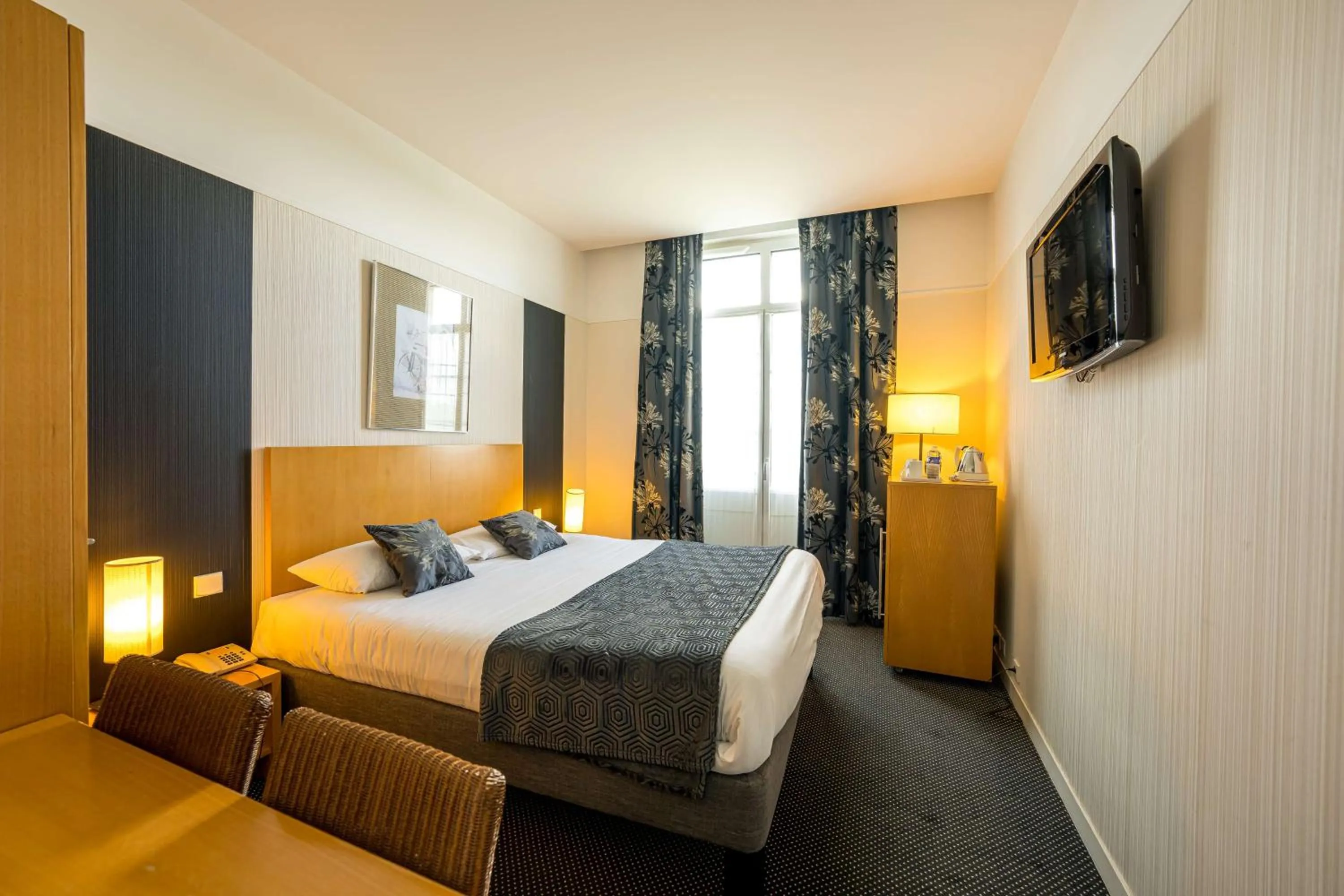 Superior Queen Room in Best Western Adagio Saumur