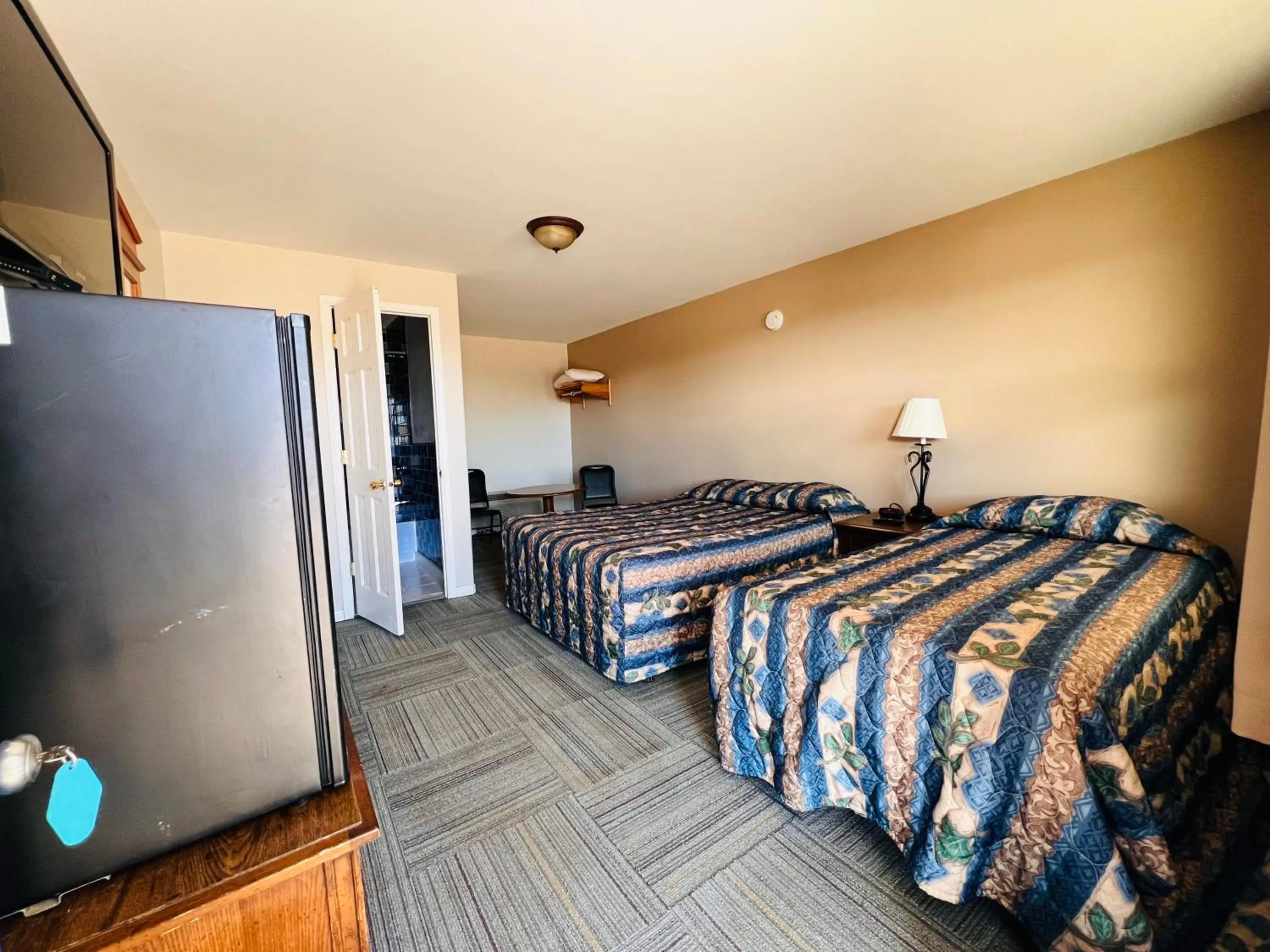 1 Queen Bed & 1 Full Bed Non-Smoking in Dew Drop Inn Motel by OYO Miller SD