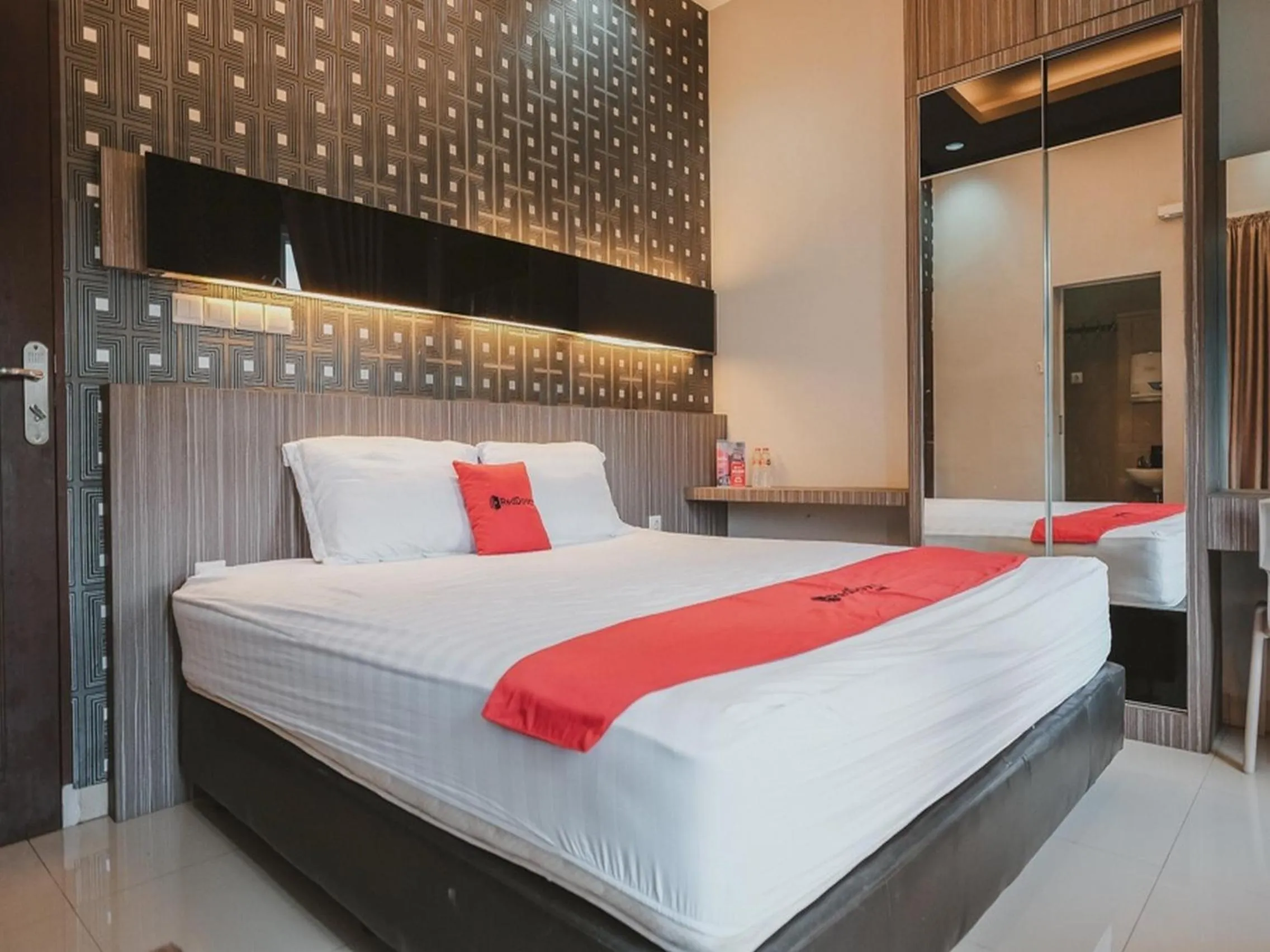 Deluxe Room in RedDoorz @ Jamin Ginting Medan