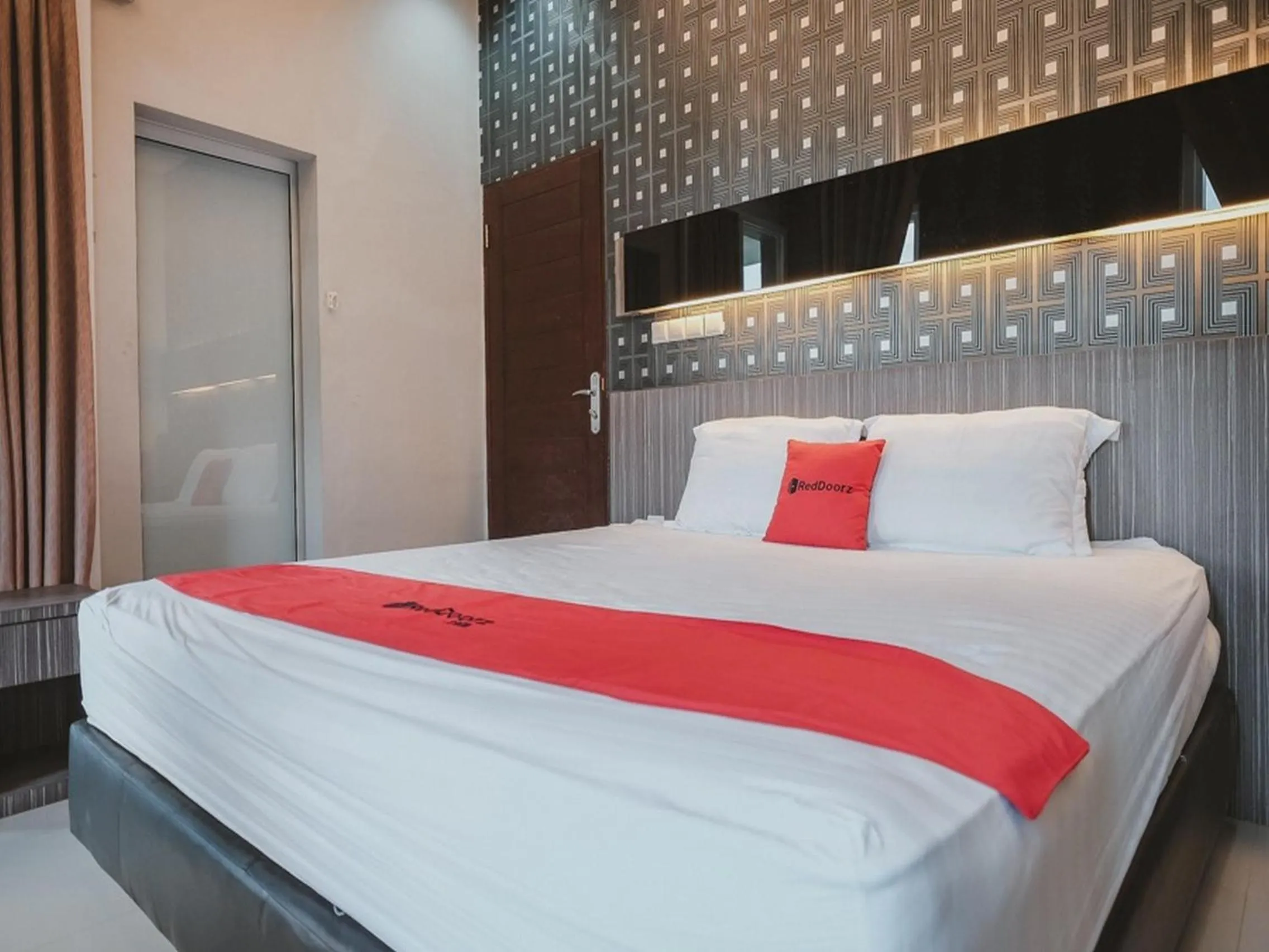 Double Room in RedDoorz @ Jamin Ginting Medan