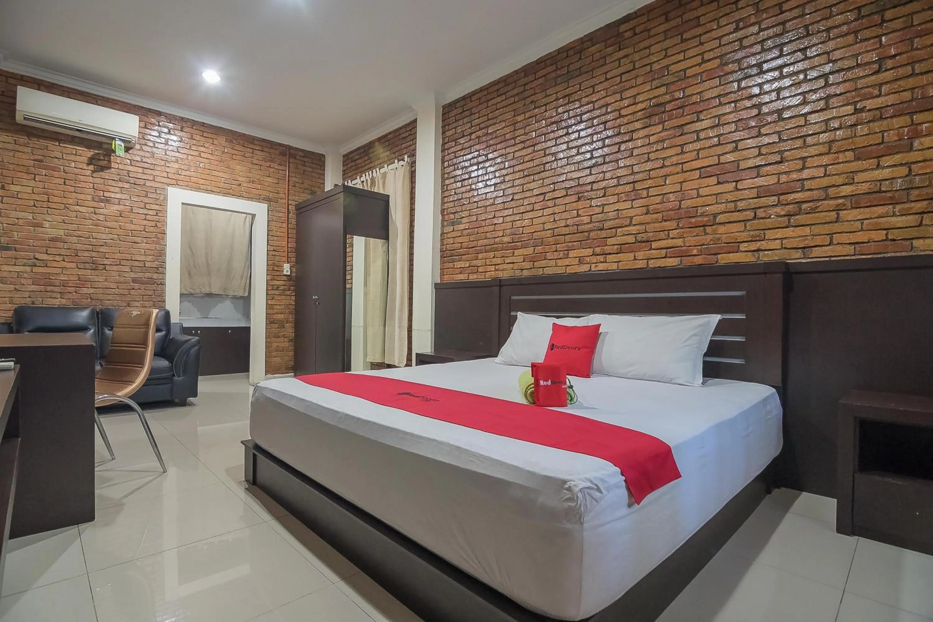 Junior Suite in RedDoorz Plus near Cambridge City Square 2 Medan