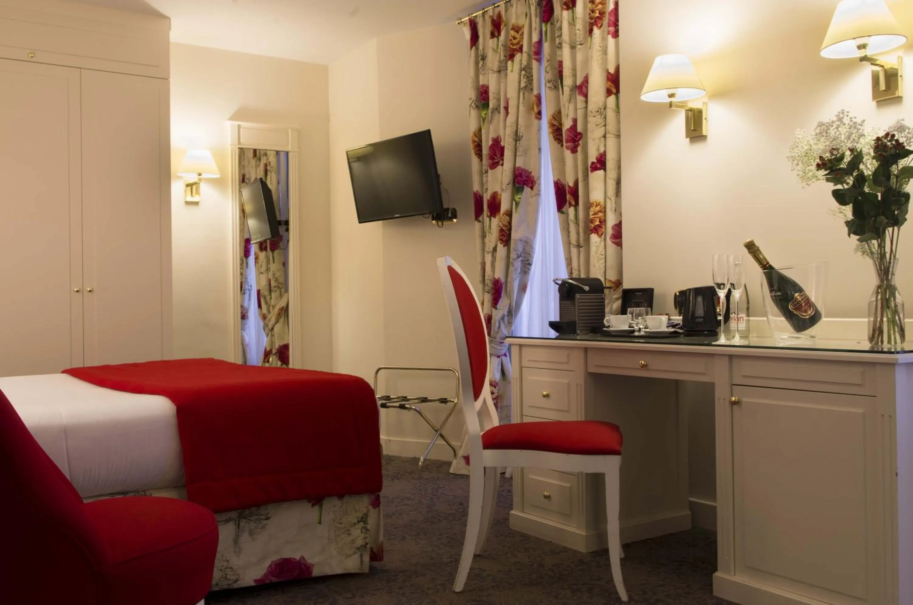 Junior Suite in Queen Mary Opera