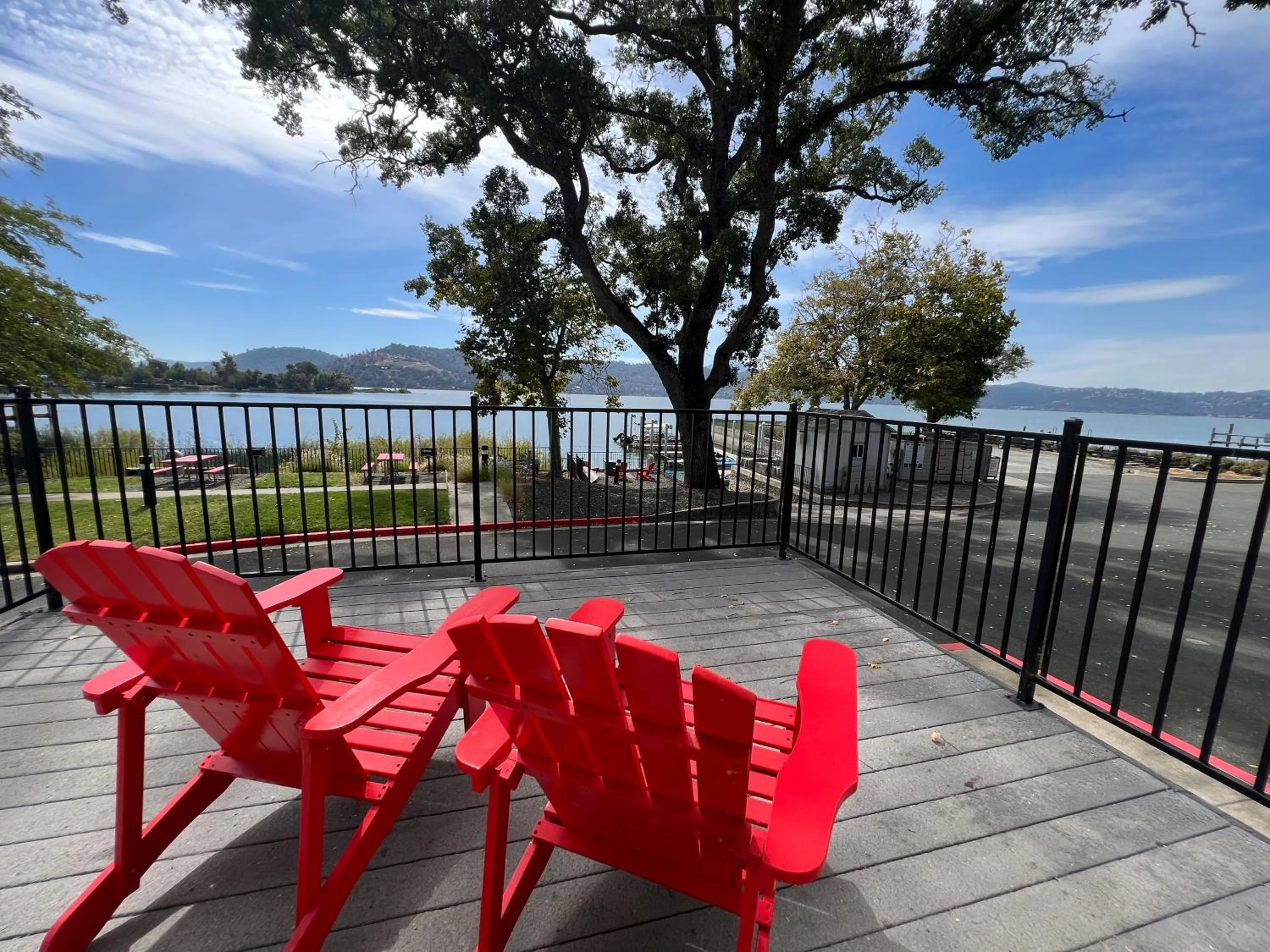 Deluxe Queen Suite in Clear Lake Cottages & Marina