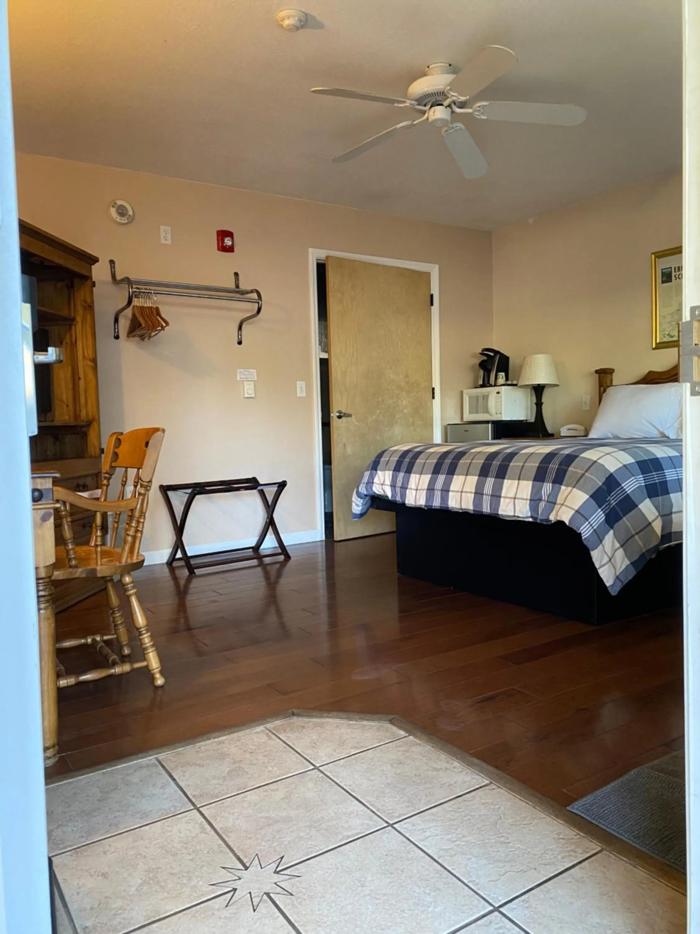 Queen Room - Disability Access in Arnold Meadowmont Lodge